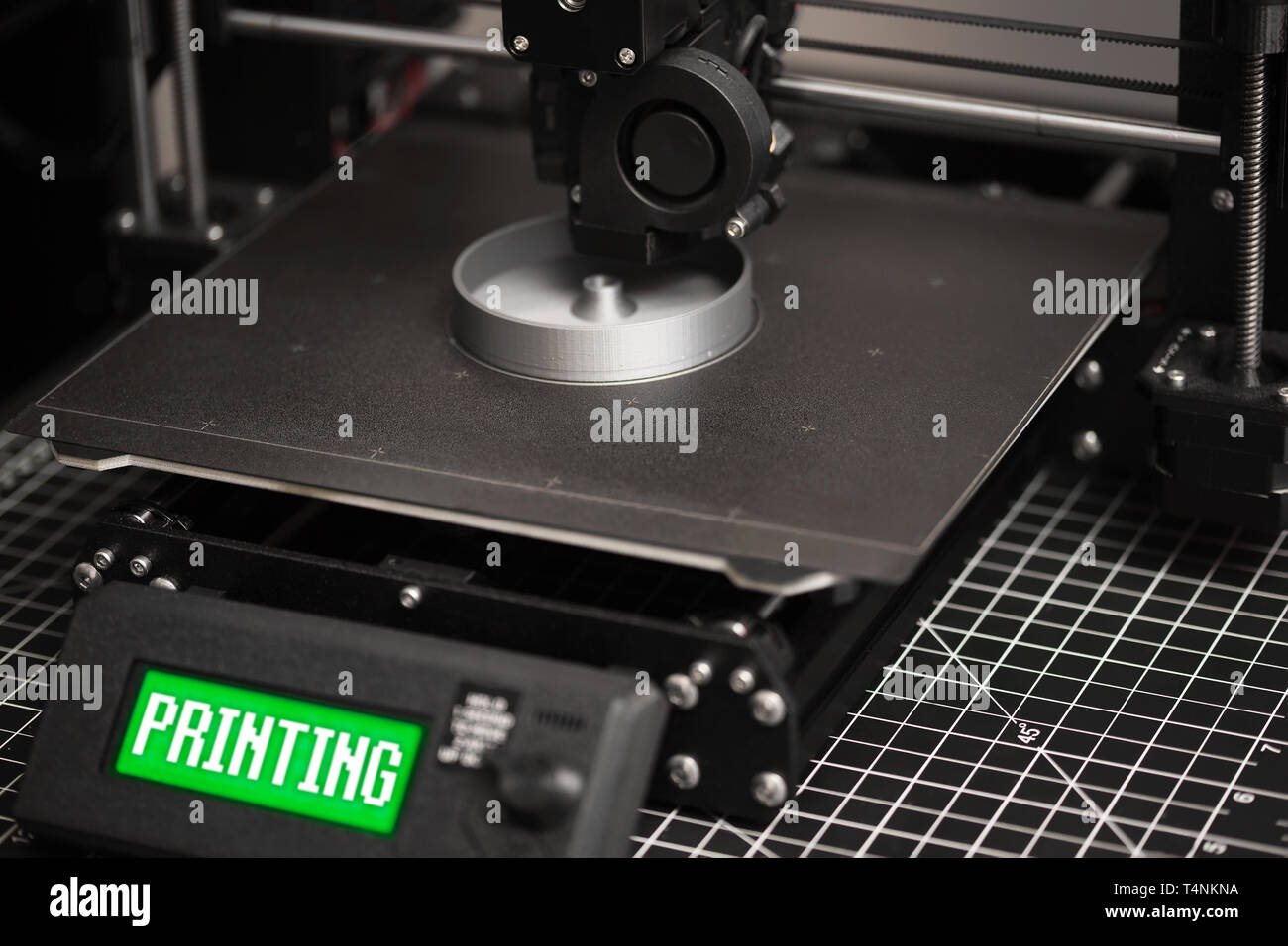 3D-Modell auf einem 3D-Drucker, der mit einem Metall heatbed und grüne LCD gedruckt. Stockfoto