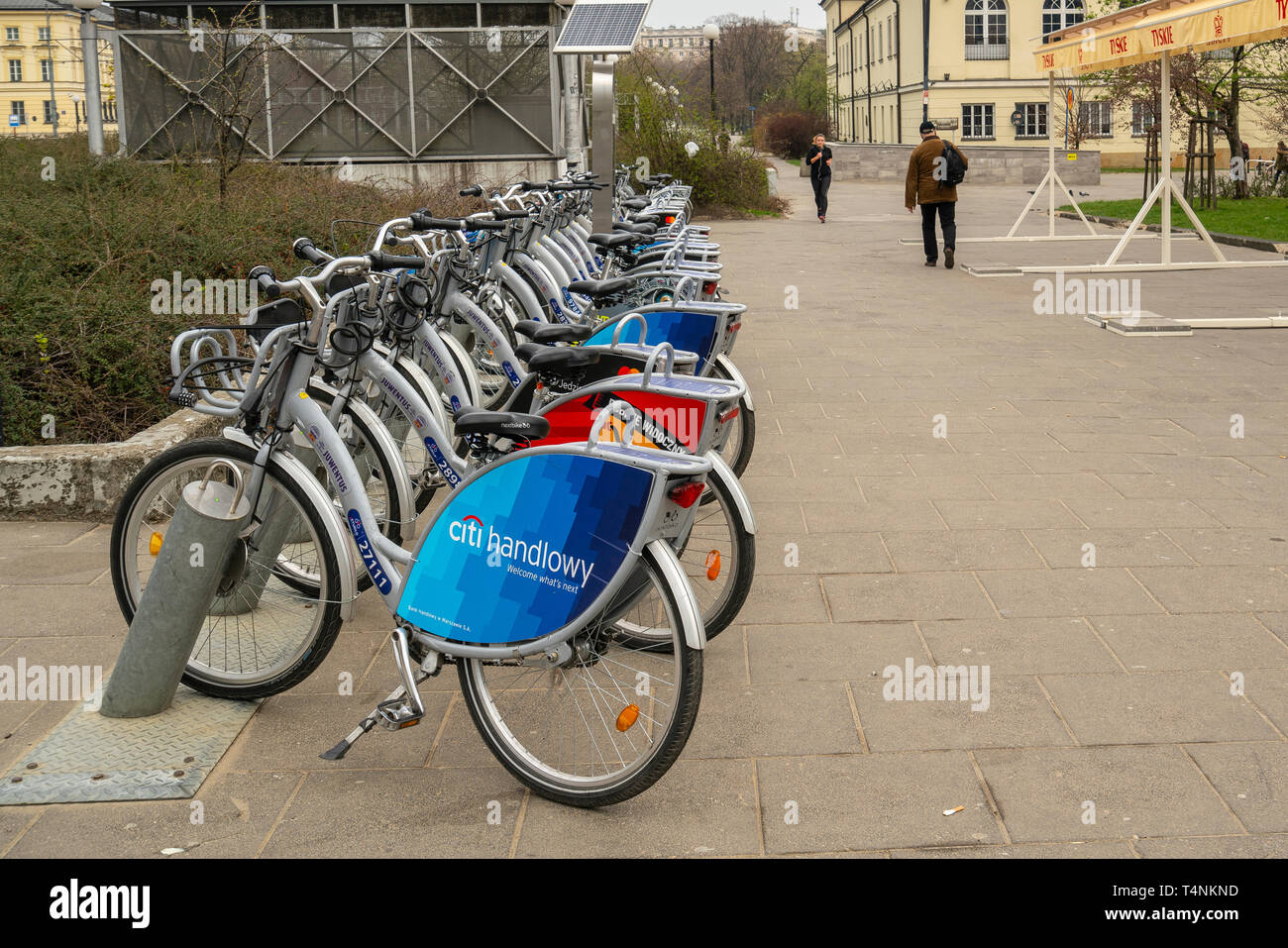 Warschau, Polen. April 2019. Einige elektrische Fahrräder in der Innenstadt Stockfoto