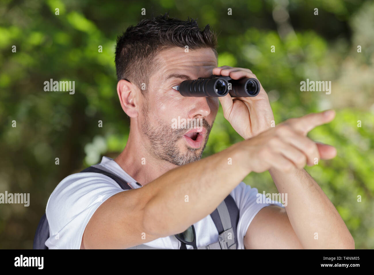 Mann mit dem Fernglas in die Ferne schockiert Stockfoto