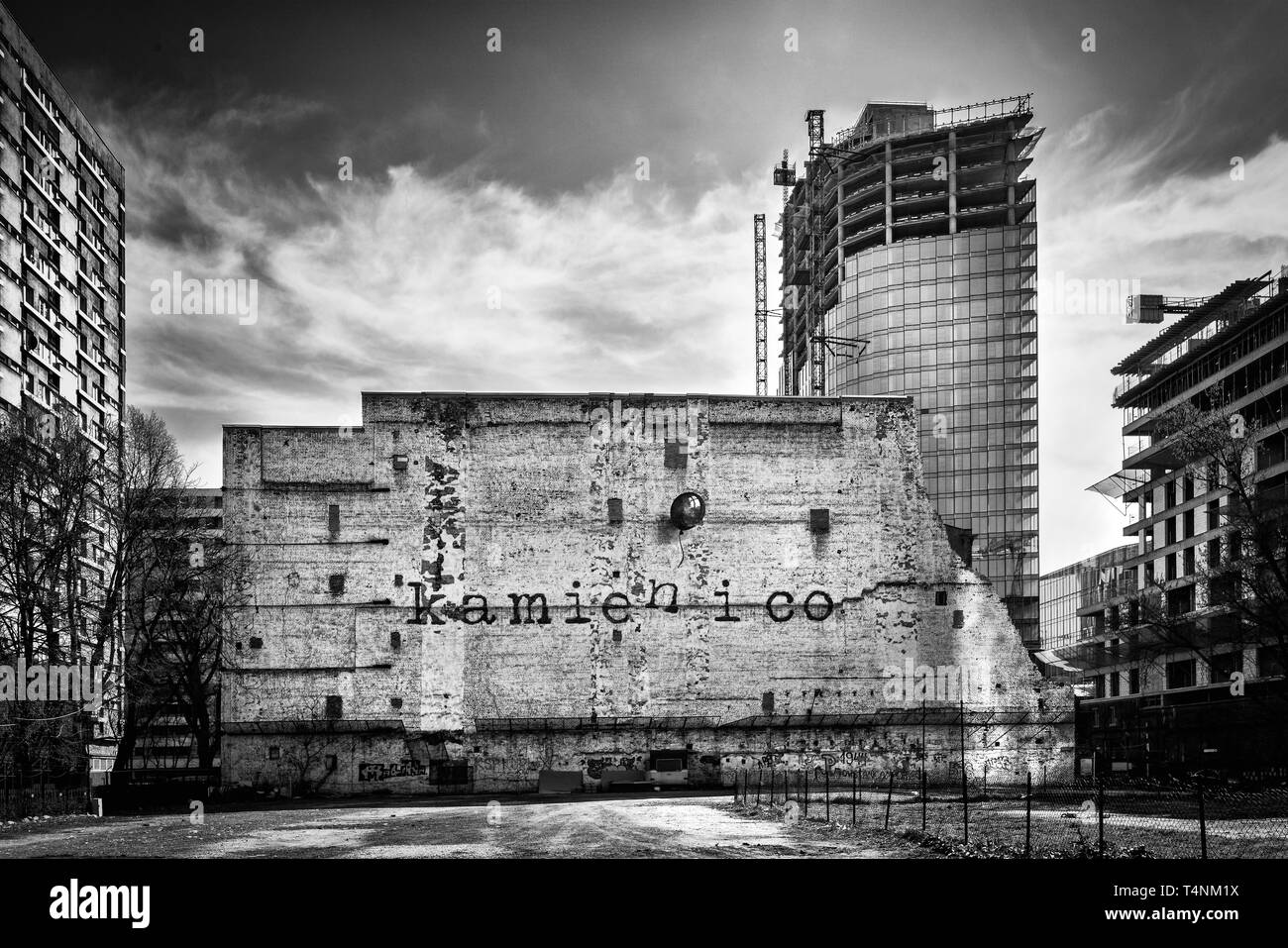 Warschau, Polen. April 2019. Angesichts der Kamienico Wandmalereien in der Innenstadt Stockfoto