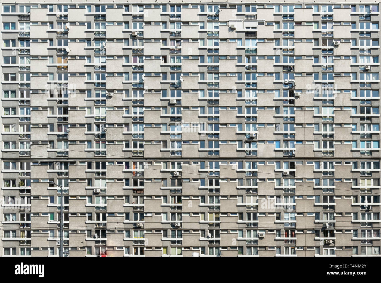 Warschau, Polen. April 2019. Die Fassade eines großen Gebäudes Stockfoto