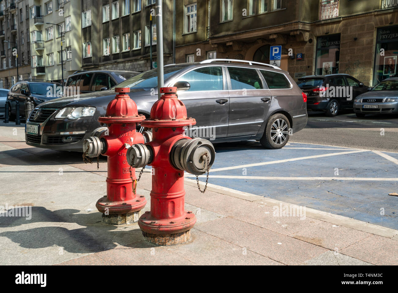 Warschau, Polen. April 2019. zwei Hydranten auf dem Bürgersteig einer Stadt Straße Stockfoto