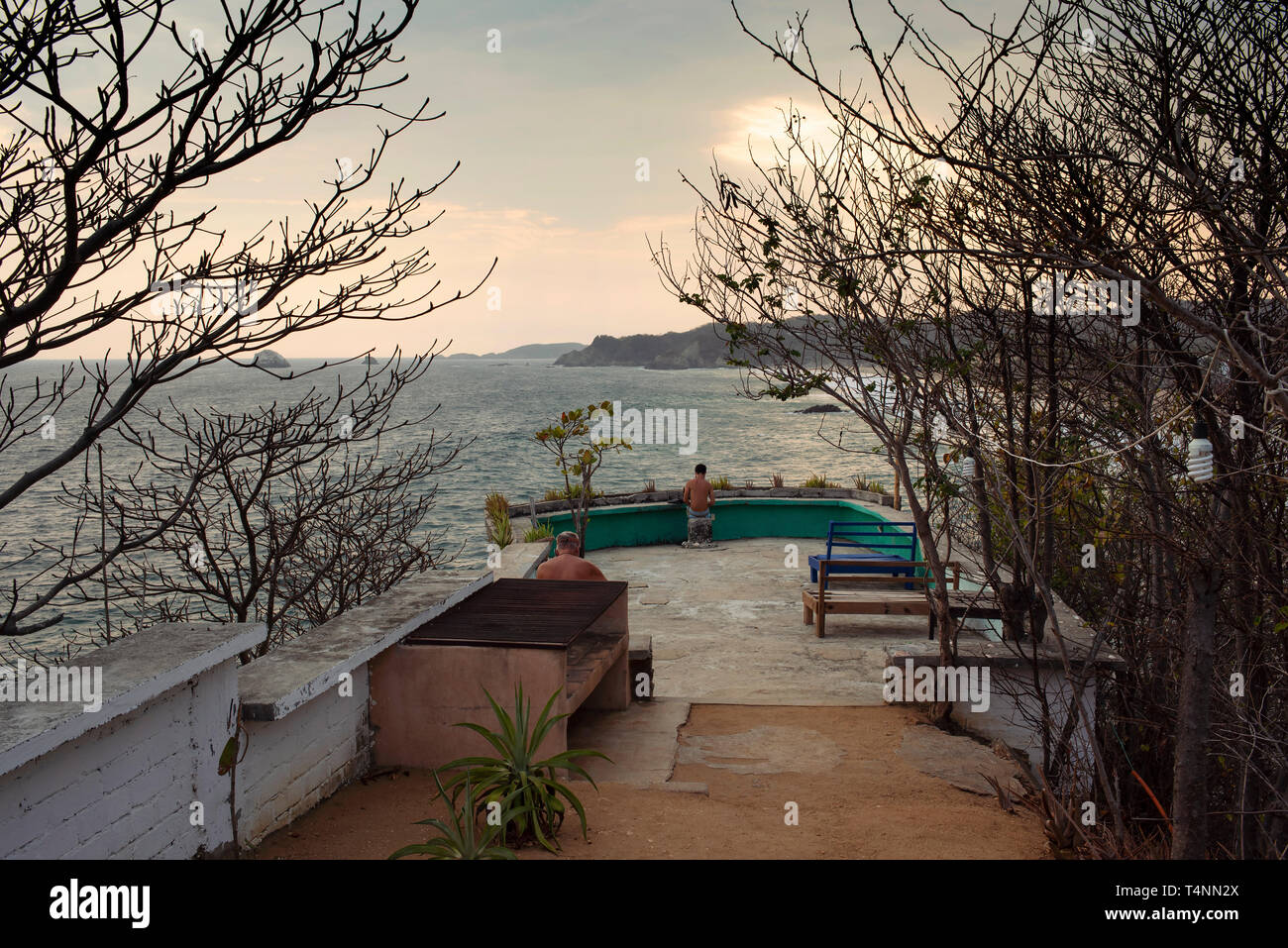 Die beste Terrasse mit Aussicht auf die Küste über Zipolite Stadt am Strand. Oaxaca, Mexiko. Apr 2019 Stockfoto