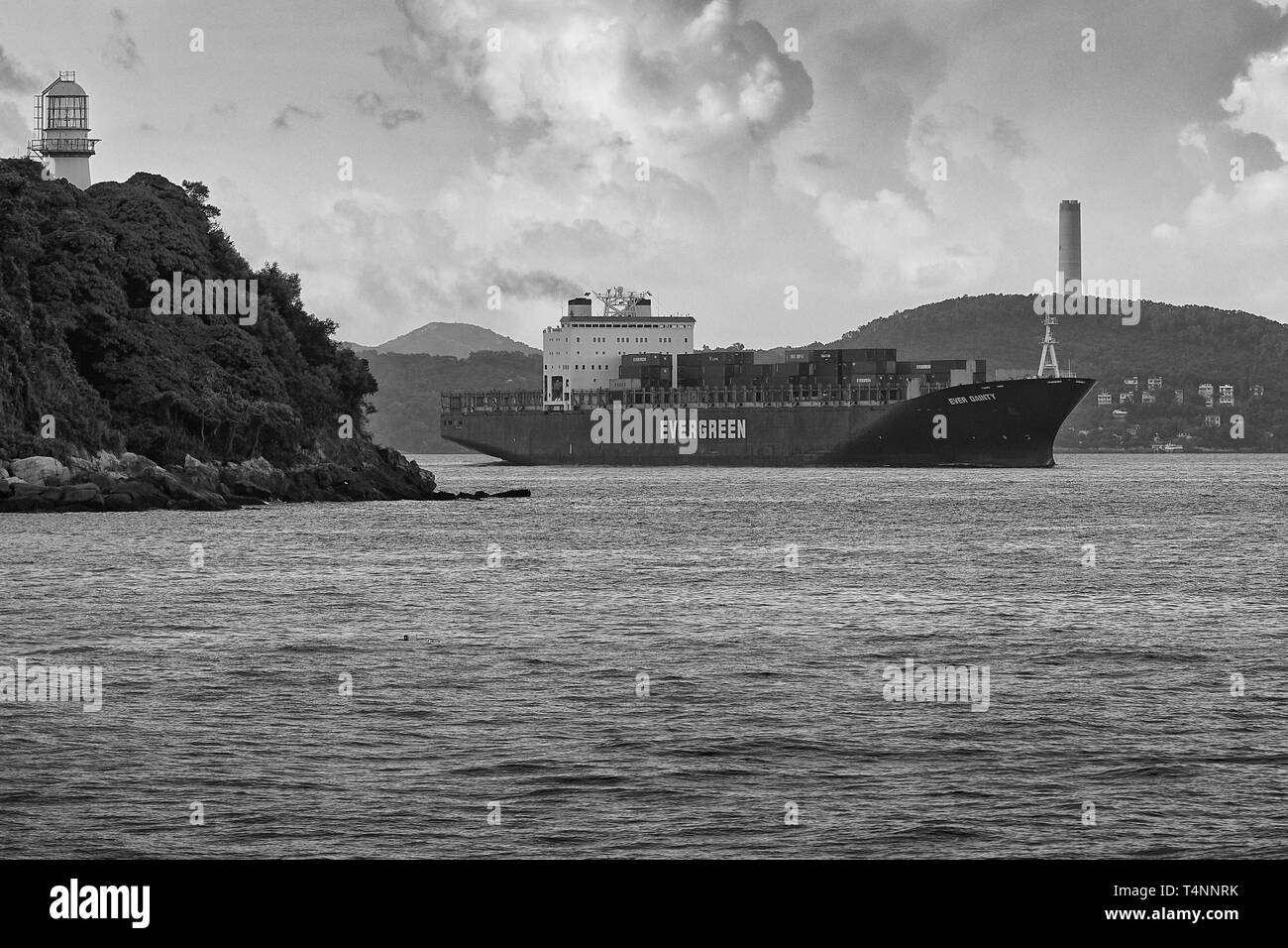 Schwarz-weiß-Foto des Evergreen Containerschiffs, IMMER ZIERLICH, im East Lamma Channel und Köpfe für das Kwai Tsing Container Terminal, Hong Kong Stockfoto