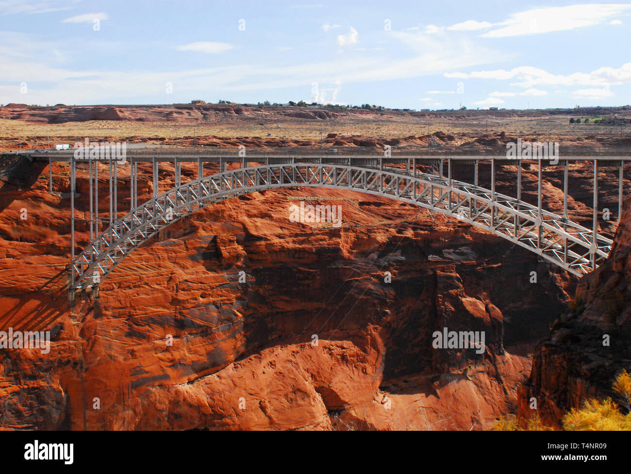 Der Glen Canyon Dam Bridge führt Reisende auf der Route 89 über die schöne Colorado River Schlucht in der Nähe von Page, Arizona, USA. Stockfoto