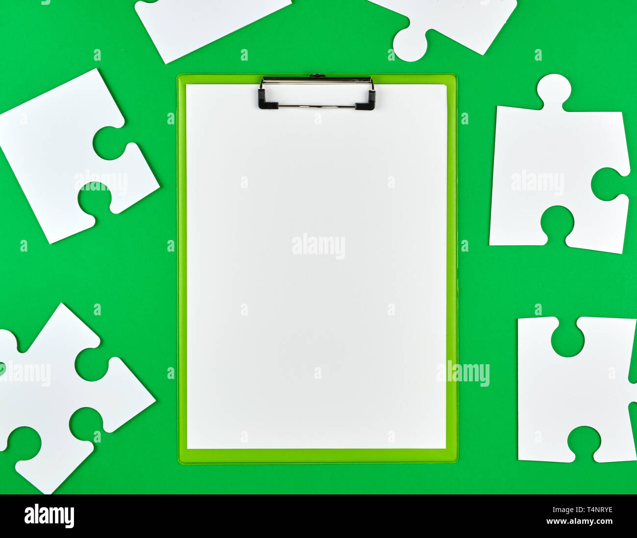 Büroklammer und weißen großem Papier Rätsel auf grünem Hintergrund, Ansicht  von oben Stockfotografie - Alamy