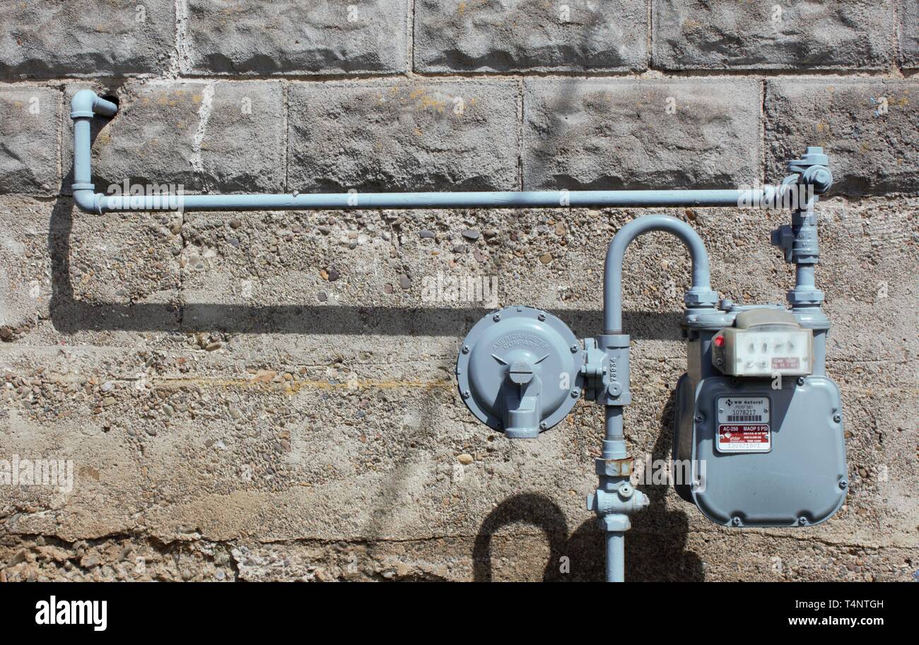 Erdgas Messgerät gegen ein schlackenkegel Block Wand Stockfoto