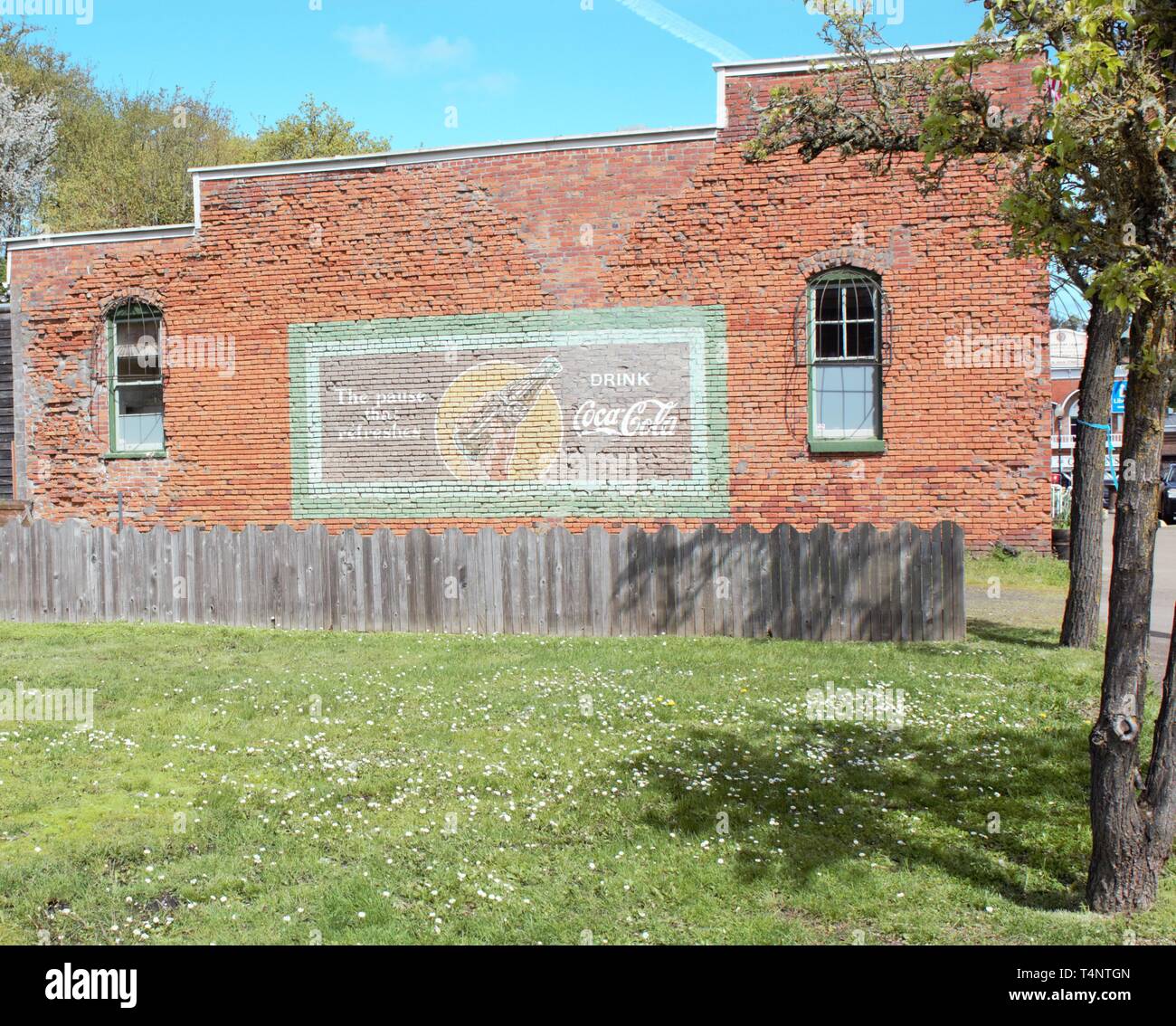 Alte Coca Cola Schild an der Seite eines Gebäudes gemalt Stockfoto