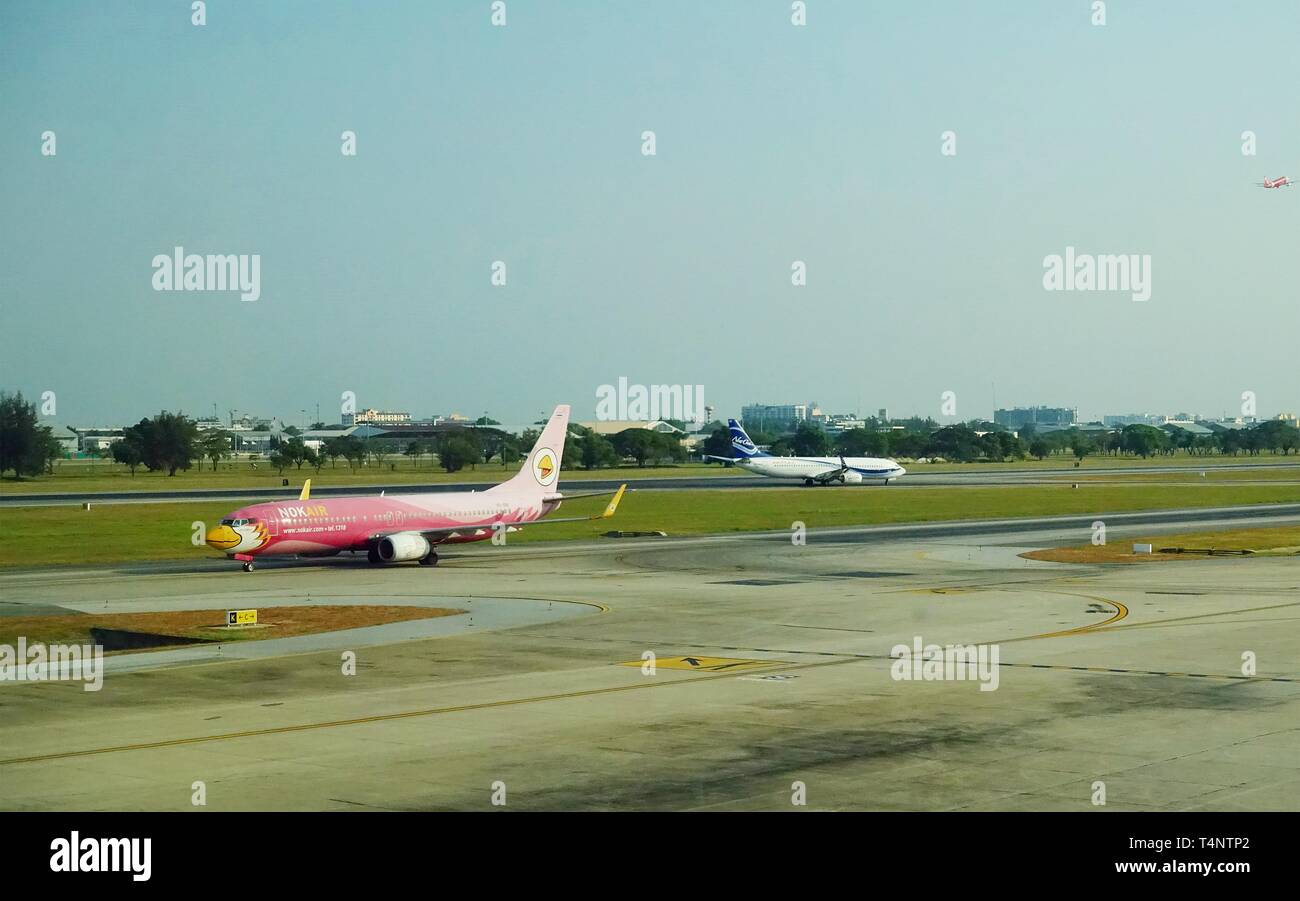 Flugzeuge der Nok Air, eine der wichtigsten Billigflieger in Asien, ist die Landung auf einem Flughafen Landebahn, nach dem Flug. Stockfoto