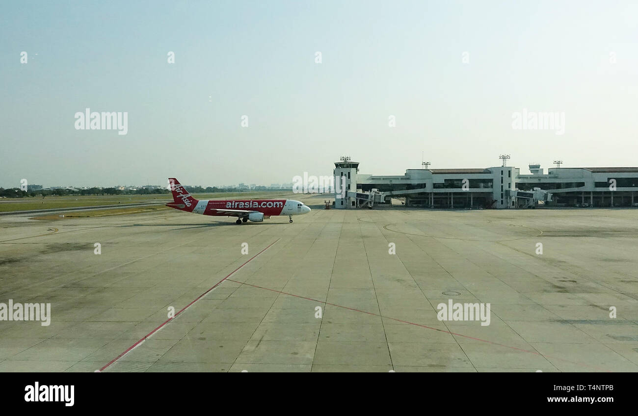 Flugzeuge der AirAsia, einer der wichtigsten Low Cost Airline in Asien, auf ein Taxi zu einem Terminal immer bereit für den nächsten Flug. Stockfoto