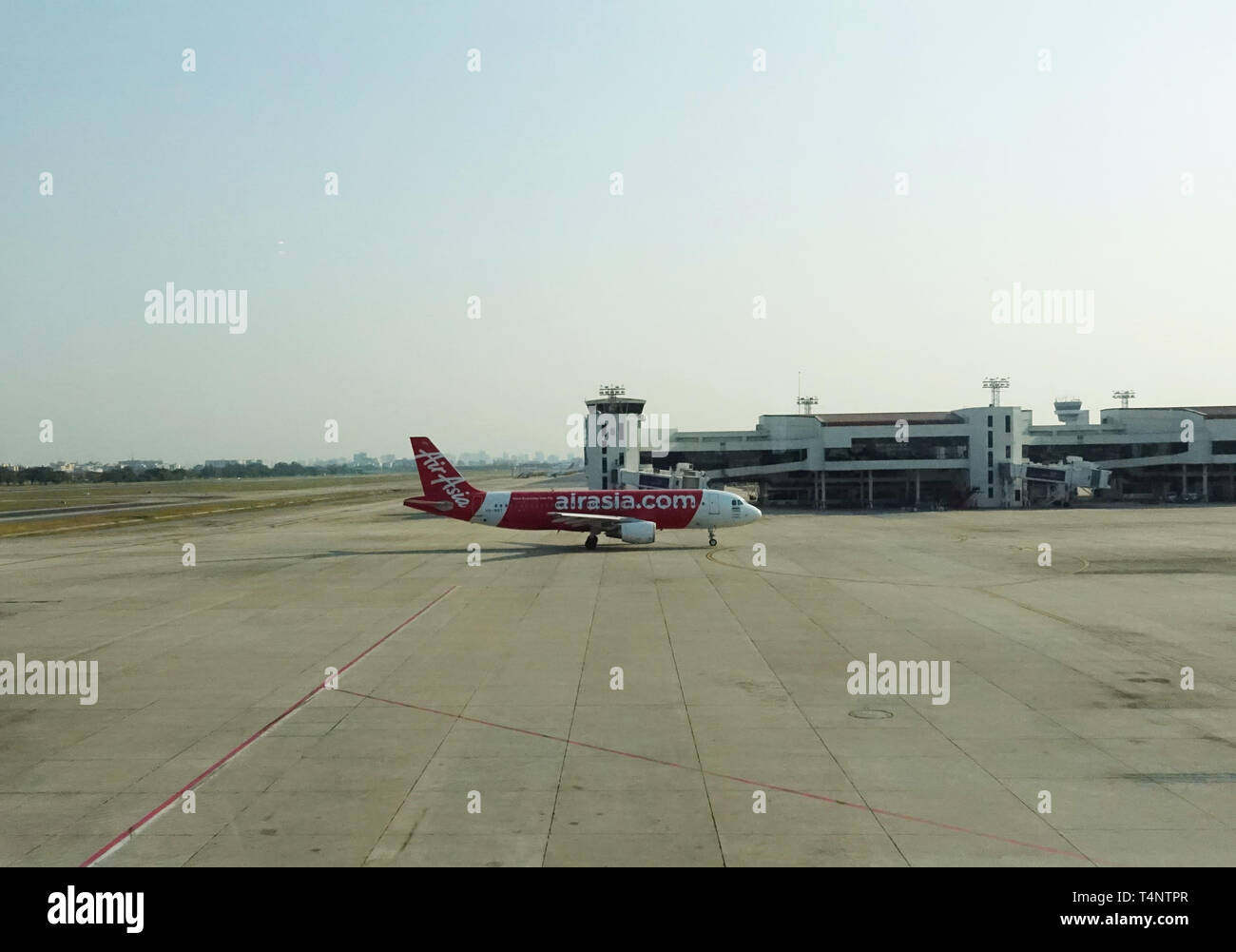 Flugzeuge der AirAsia, einer der wichtigsten Low Cost Airline in Asien, auf ein Taxi zu einem Terminal immer bereit für den nächsten Flug. Stockfoto