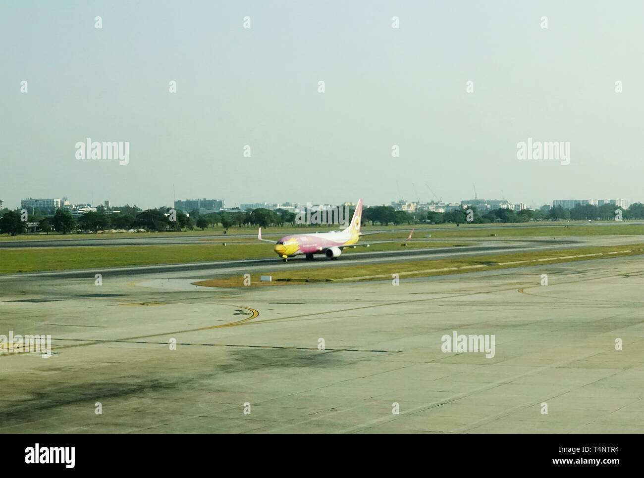 Flugzeuge der Nok Air, eine der wichtigsten Billigflieger in Asien, ist die Landung auf einem Flughafen Landebahn, nach dem Flug. Stockfoto