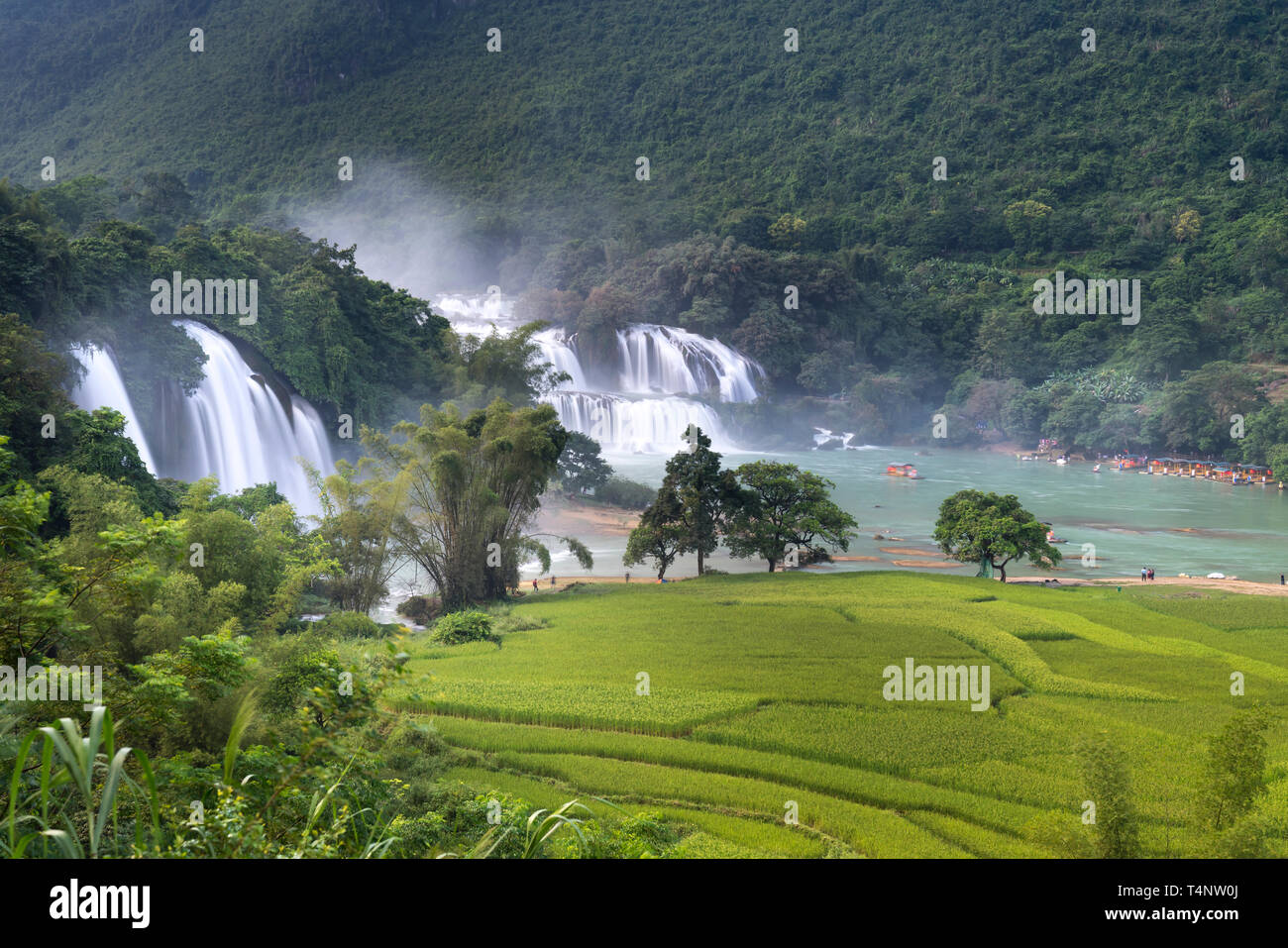 Bild von Ban Gioc Wasserfall in Cao Bang Provinz, Vietnam. Ban Gioc Wasserfall ist eine der 10 größten Wasserfälle der Welt und entlang Vietna Stockfoto