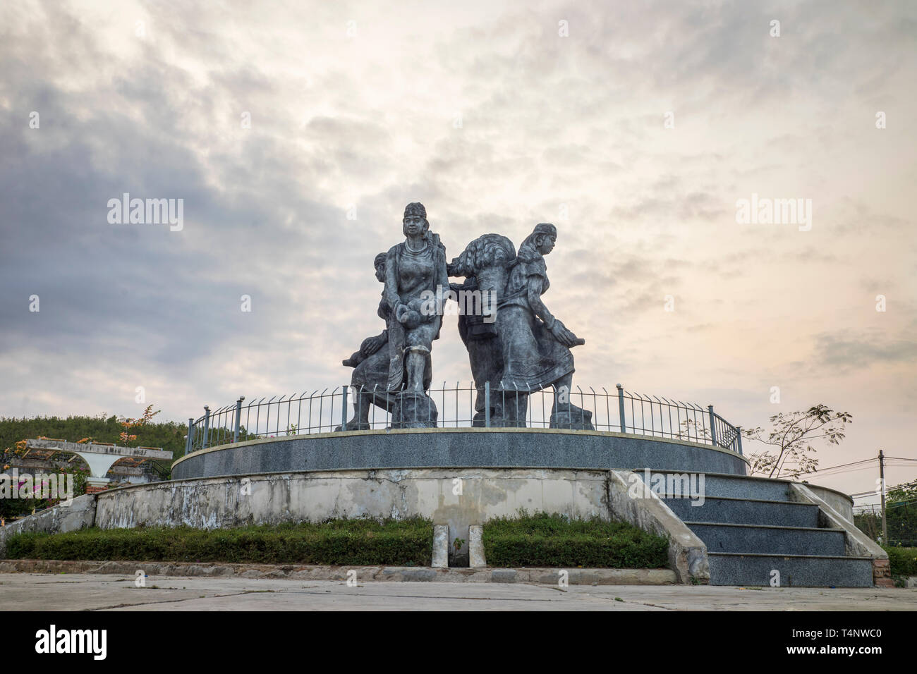 Denkmal der vietnamesischen ethnischen Minderheit in der Provinz Kon Tum, zentralen Hochland von Vietnam Stockfoto