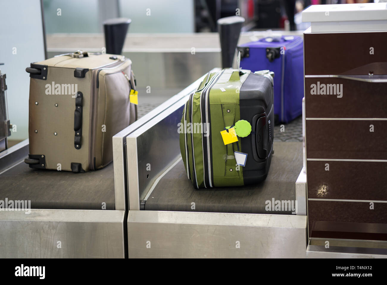 Gepäck auf Gewicht am CheckinSchalter am Flughafen Stockfotografie Alamy