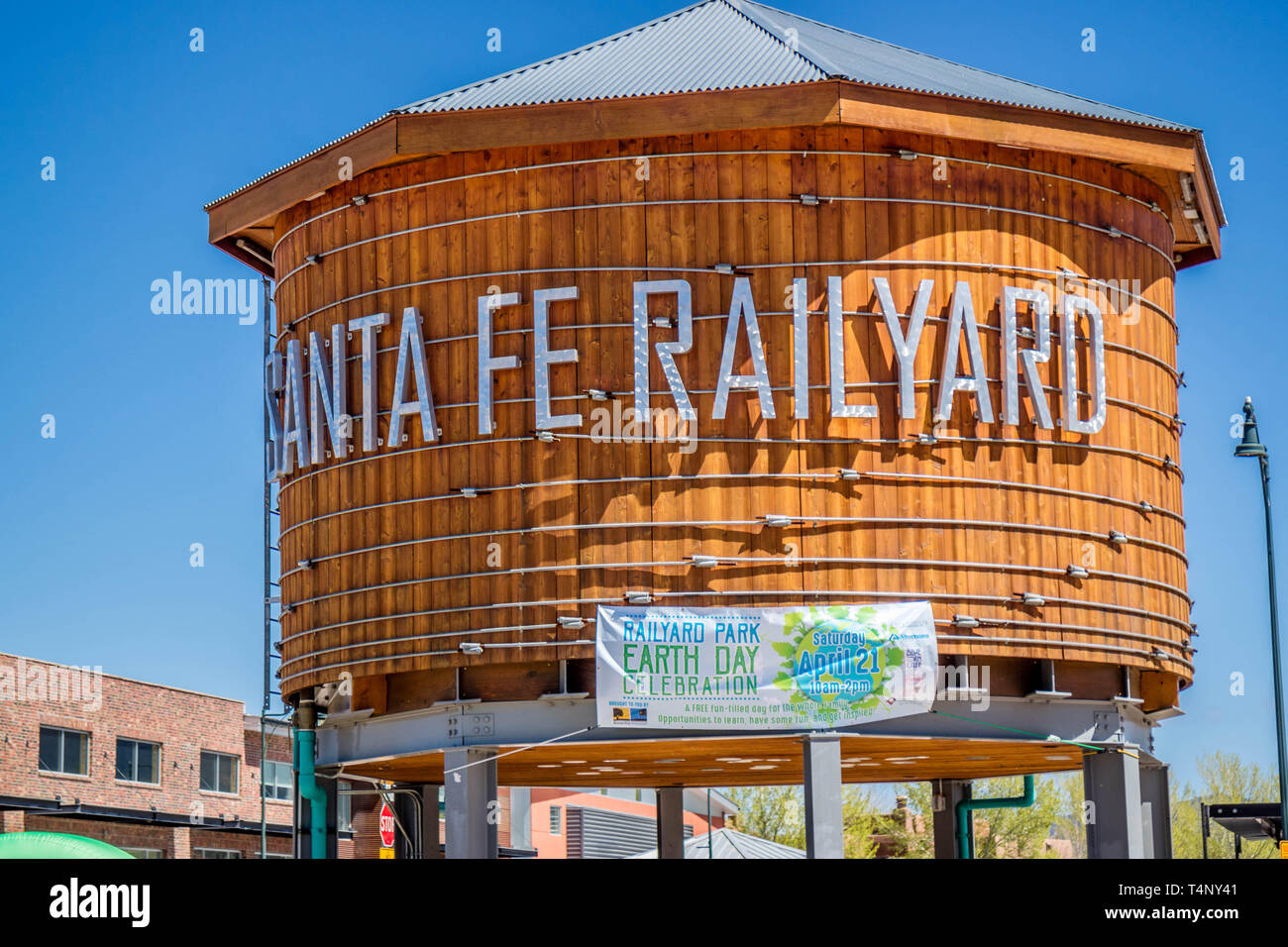 Santa Fe, NM, Vereinigte Staaten - 14 April 2018: Der Santa Fe Leipzig-engelsdorf einladende Schild Stockfoto