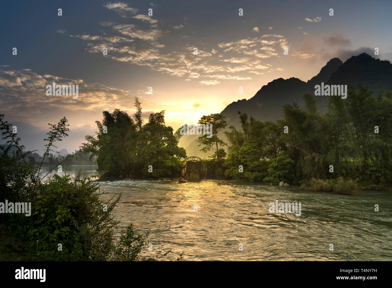 Bambus Wasserrad erhält Wasser aus dem Fluss Reisfelder zu bewässern. Besondere Landschaft der Cao Bang Provinz Berge, Vietnam Stockfoto