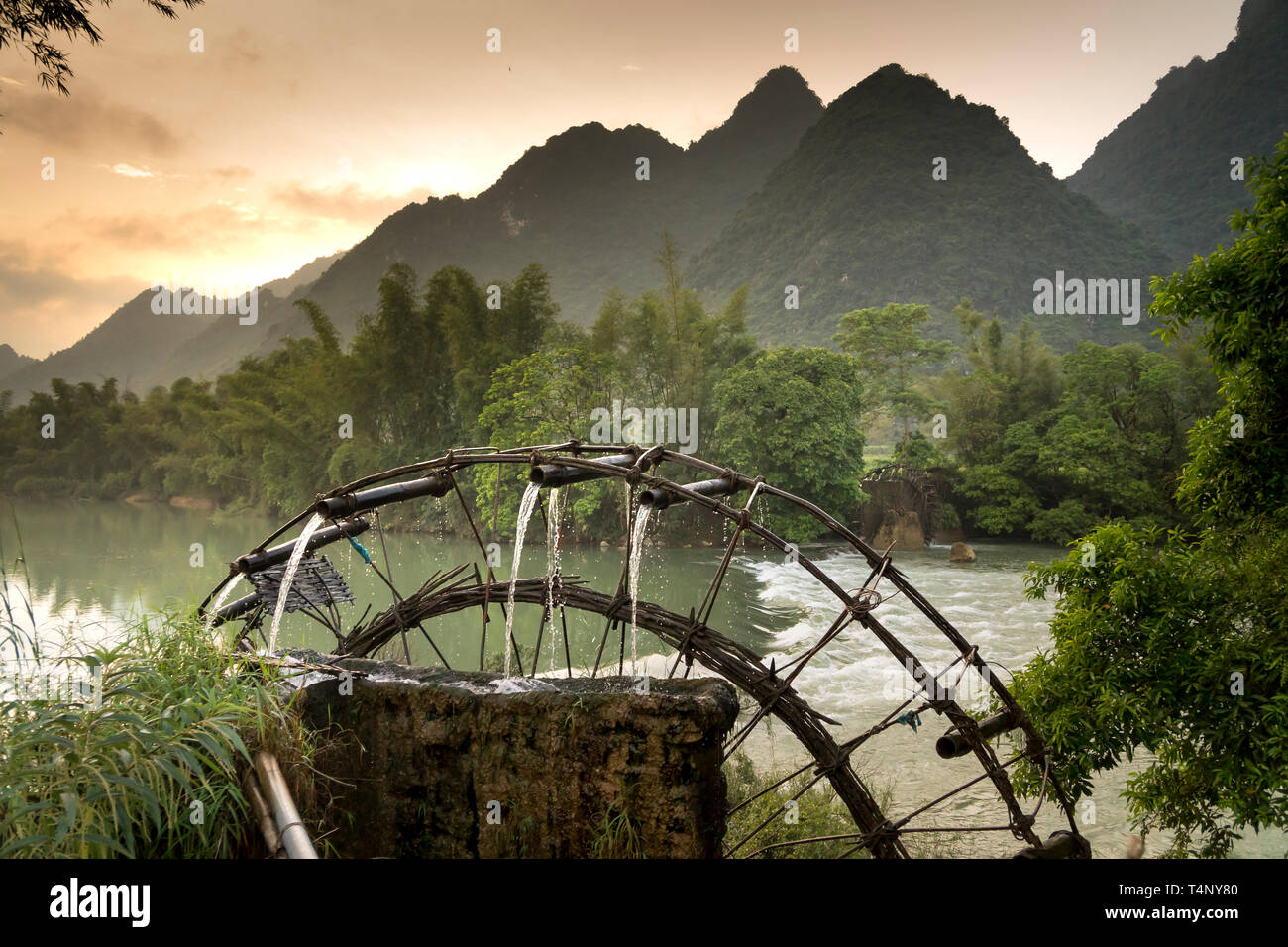 Bambus Wasserrad erhält Wasser aus dem Fluss Reisfelder zu bewässern. Besondere Landschaft der Cao Bang Provinz Berge, Vietnam Stockfoto
