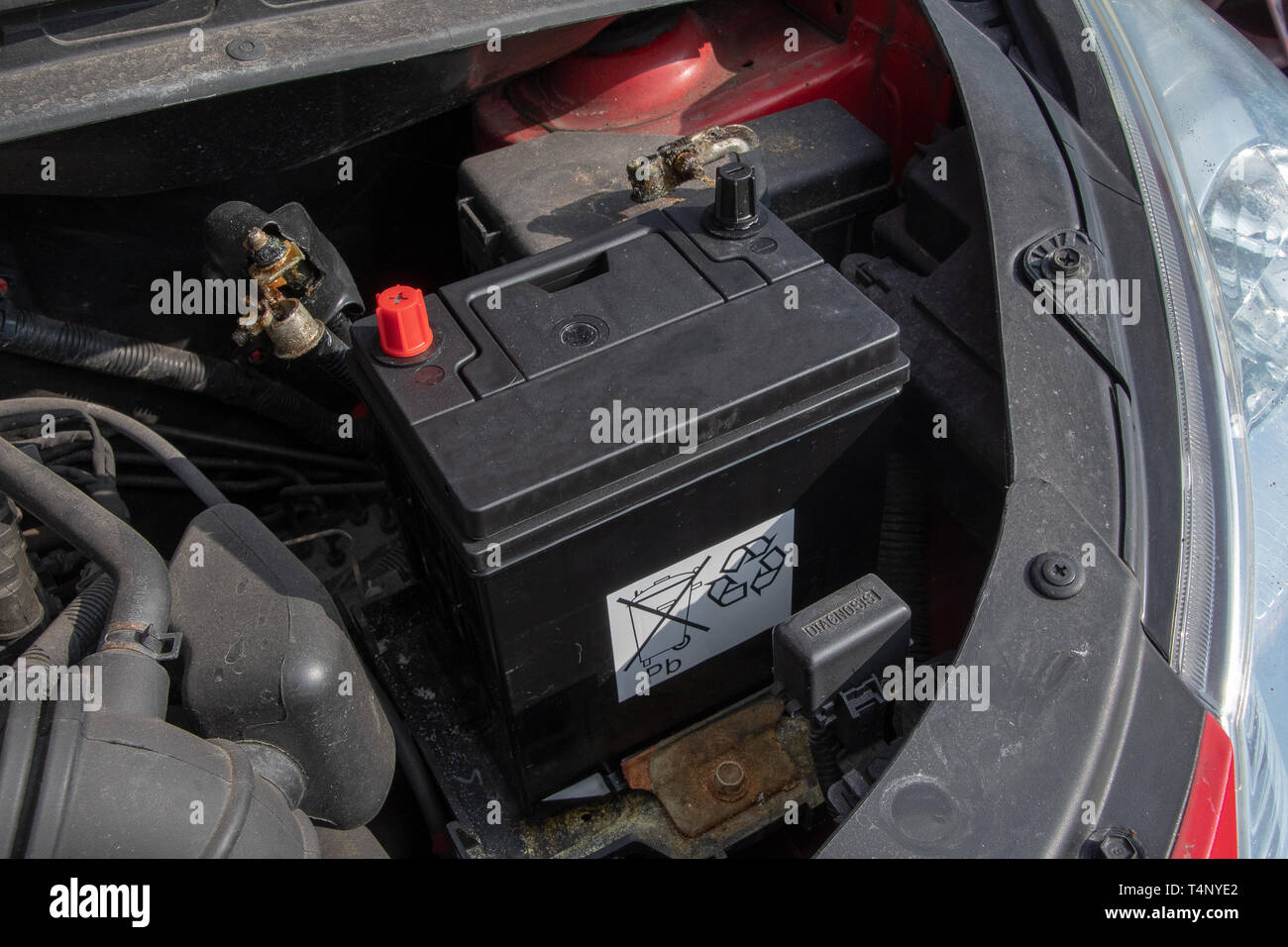 Neues Auto Batterie eingebaut in ein Auto, aber mit Batterieklemmen nicht  angeschlossen Stockfotografie - Alamy