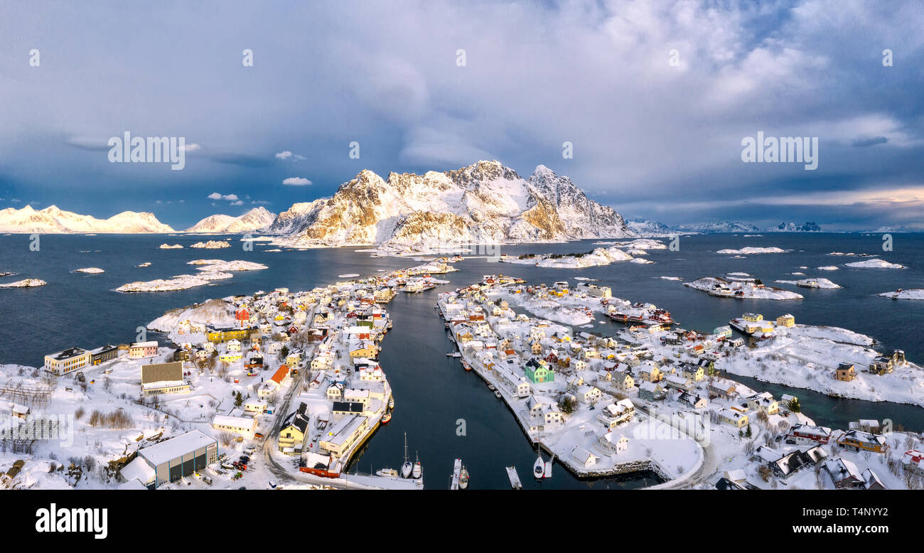 Antenne Panoramablick von henningsvær mit Schnee bedeckt, Vagan Gemeinde, Lofoten, Norwegen Stockfoto