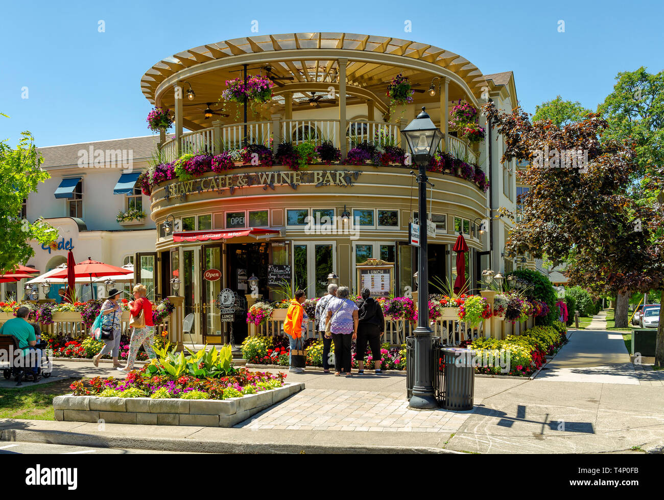 Niagara-on-the-Lake, Ontatio, Kanada - Juni 14, 2018: ein berühmtes Restaurant, in der Queen Street entfernt, ist ein edler Wein Bar und Café, voller Farben, m Stockfoto