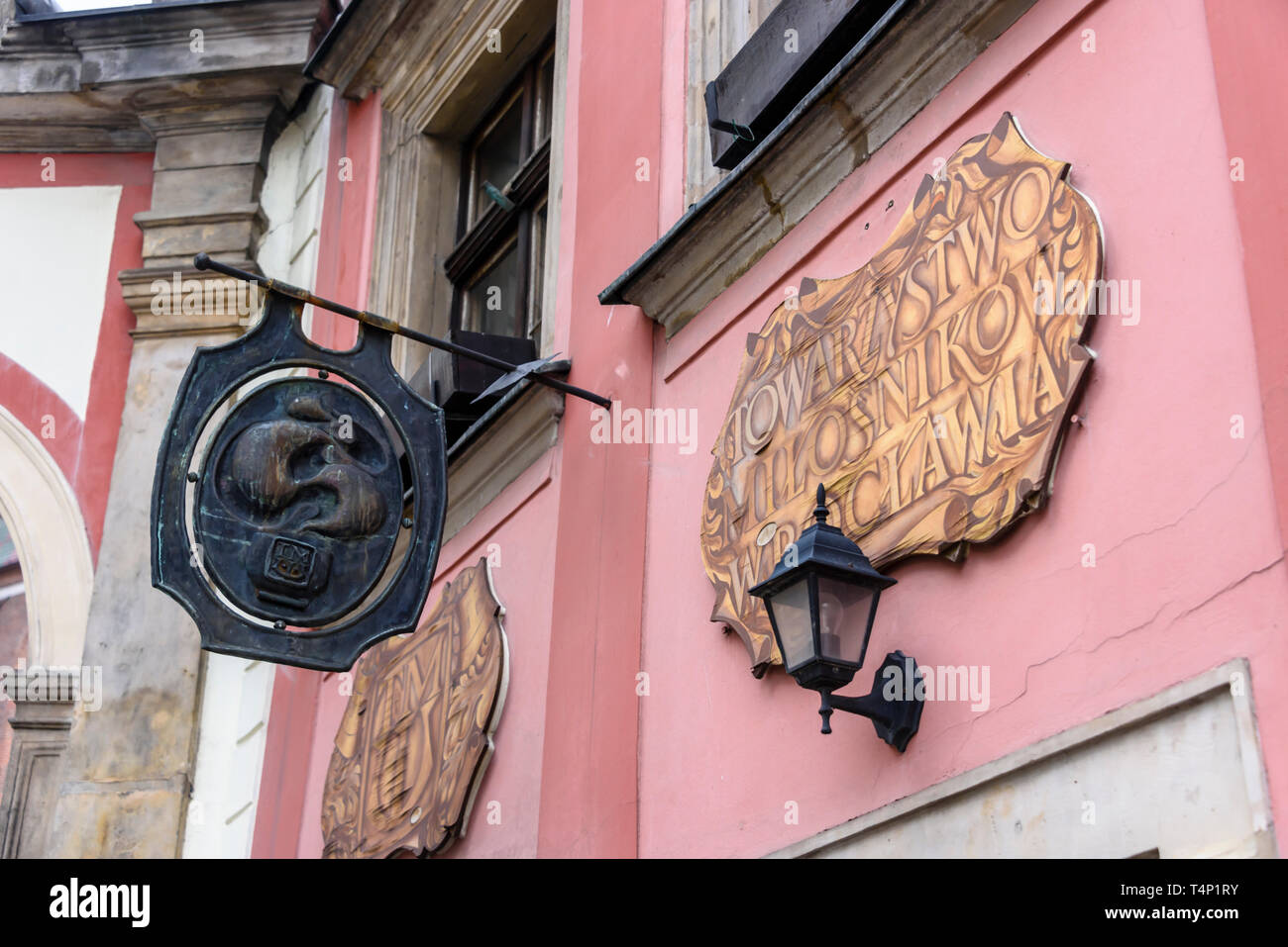 Gusseiserne Plakette und gemalte Zeichen außerhalb eines sehr alten Pub, Breslau, Breslau, Wroclaw, Polen Stockfoto