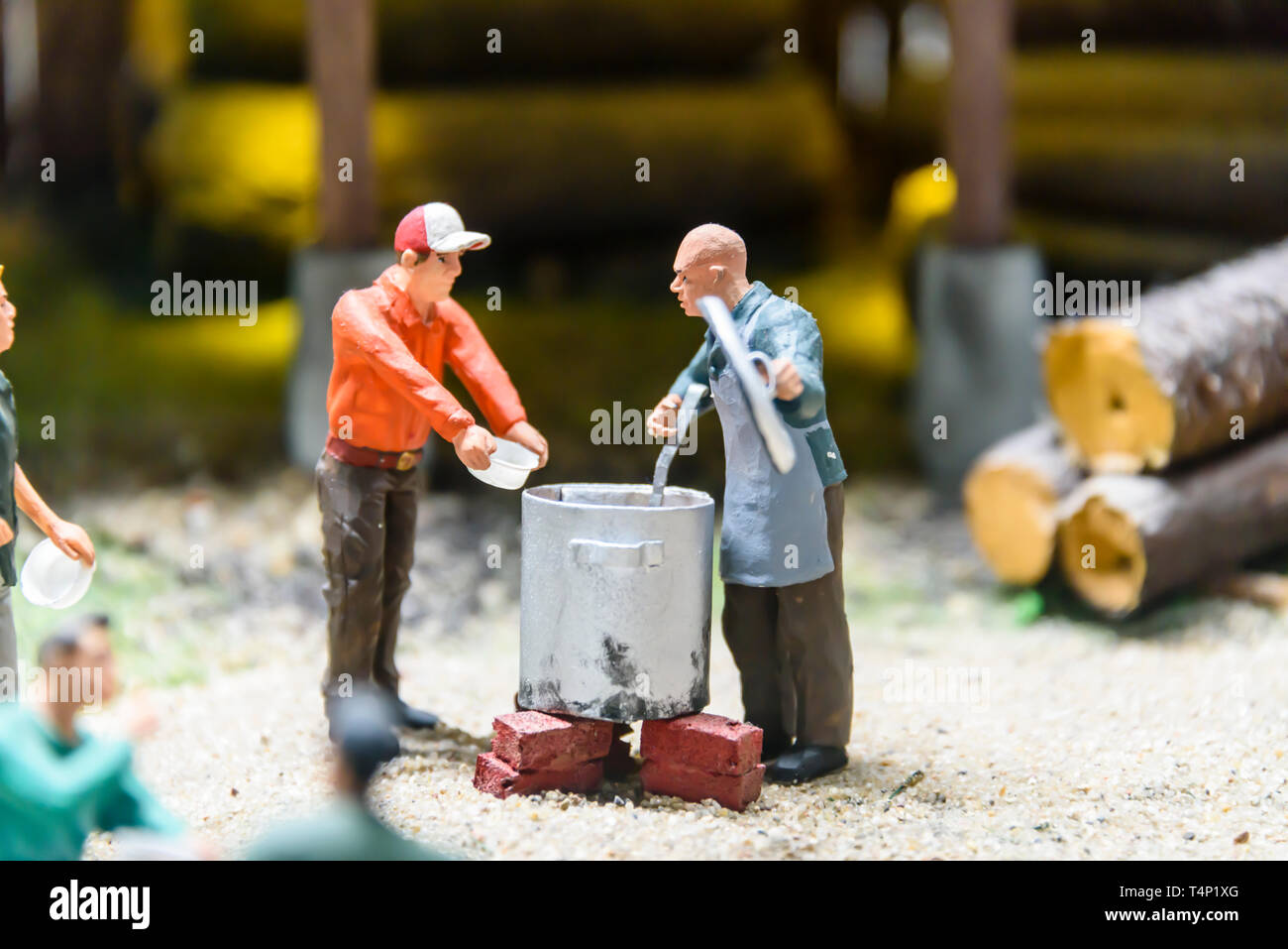 Miniatur Modell eines Mannes abfüllen Suppe auf einer Baustelle, bei Kolejkowo, Breslau, Breslau, Wroclaw, Polen Stockfoto