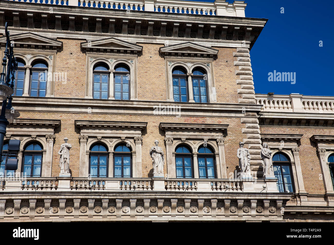 Fassade des Gebäudes der Corvinus Universität Budapest Stockfoto