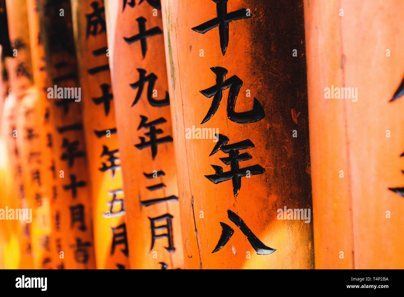 Orange Gates und Objekte an Fushimi Inari-Taisha Schrein in Kyoto, Japan Stockfoto