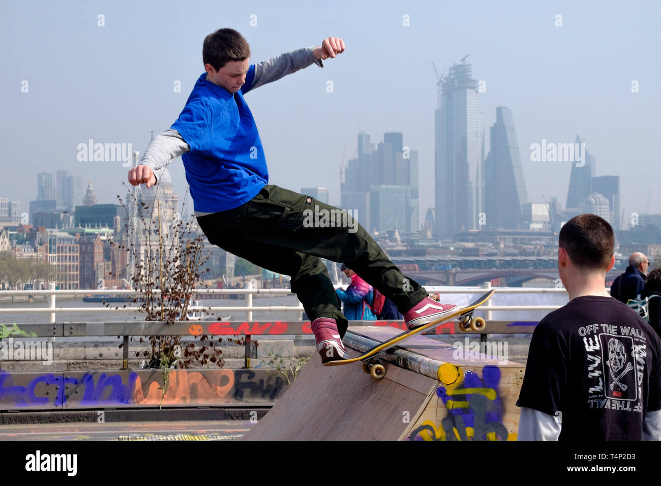 Skateboarder vor der Kulisse der City of London während des Extinction Rebellion Besetzung der Waterloo Bridge, April 2019. Stockfoto