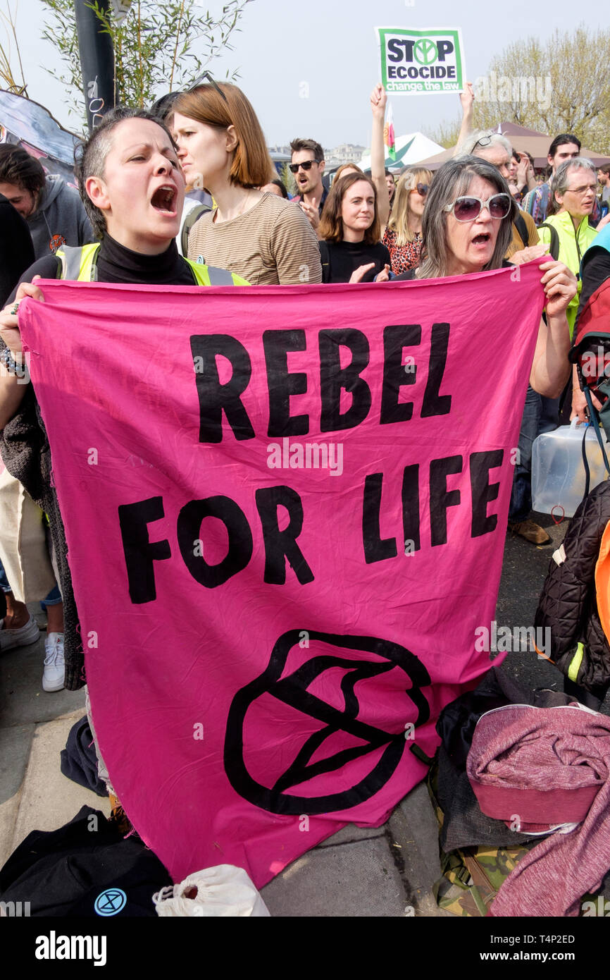 Extinction Rebellion Aktivisten besetzen Waterloo Bridge im April 2019: Demonstranten chanten vor Festnahmen gegen die Polizei. Stockfoto