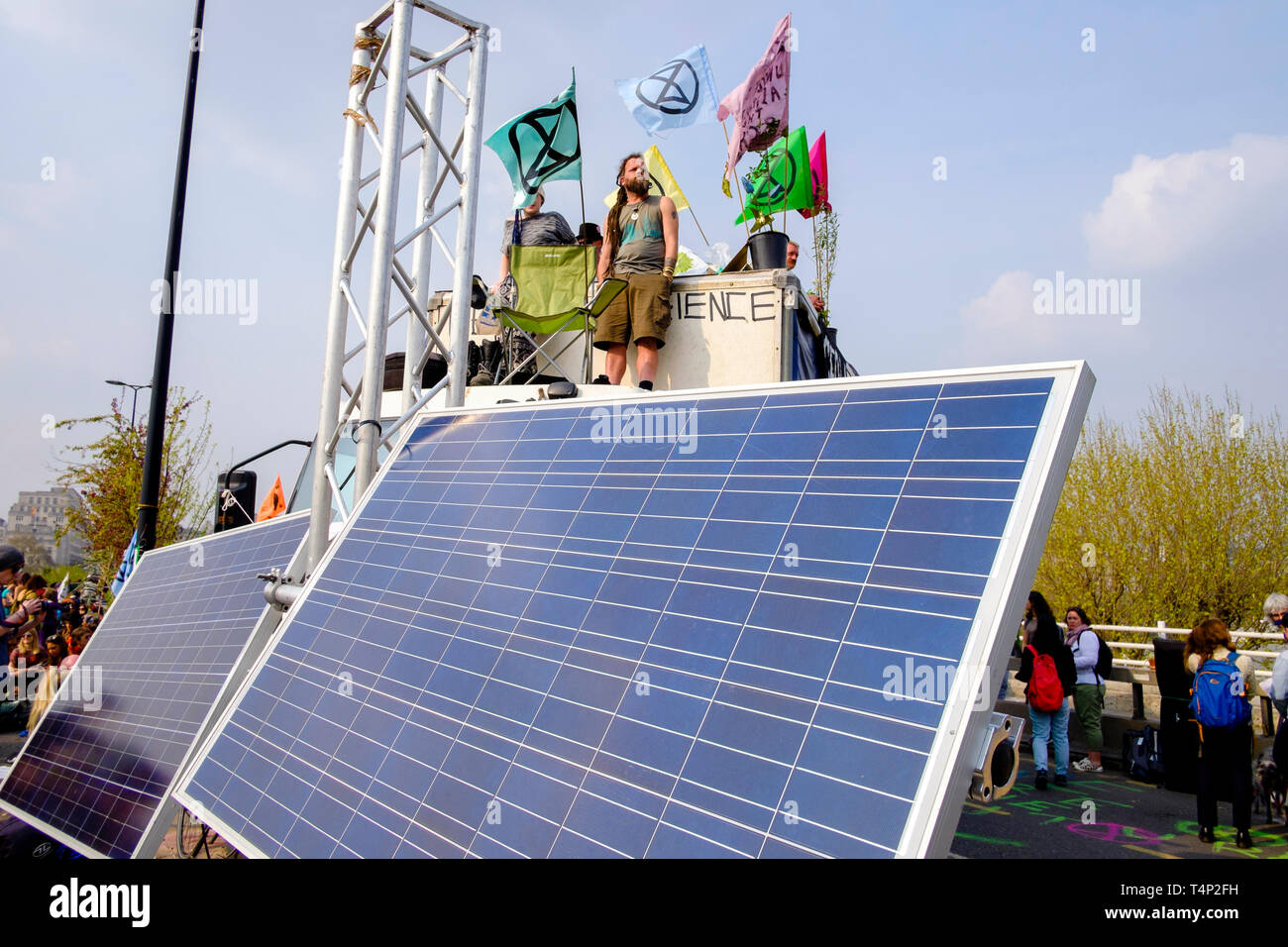 Extinction Rebellion Aktivisten besetzen Waterloo Bridge für den dritten Tag am 17. April 2019: Fotovoltaikanlagen liefern Strom für den Protest. Stockfoto
