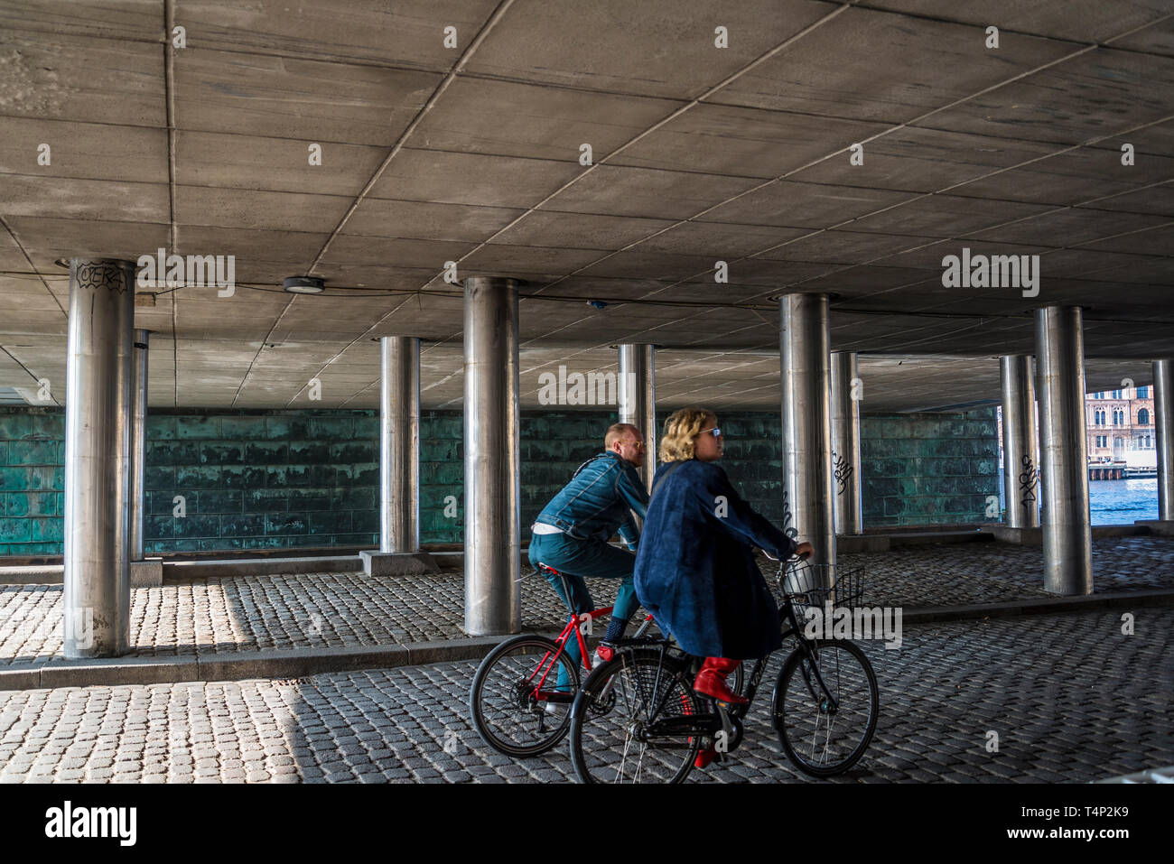 Menschen Reiten Fahrräder unter Knippelsbro Brücke, Kopenhagen, Dänemark Stockfoto