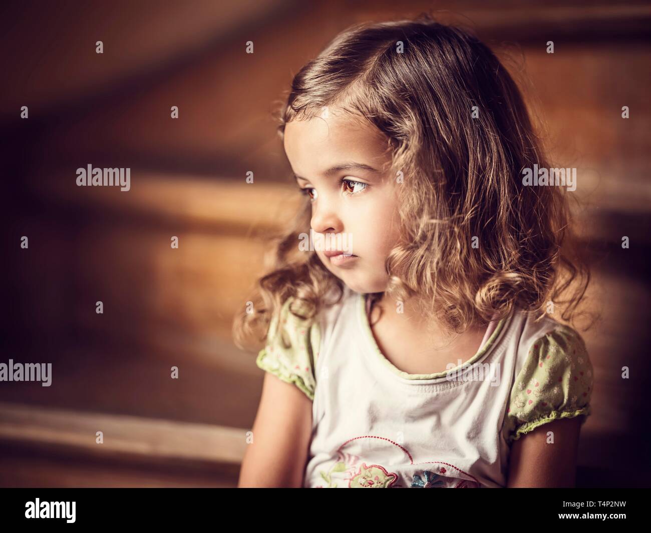 Mädchen, 3 Jahre, sitzt auf der Treppe, melancholische Blick, Porträt, Deutschland Stockfoto