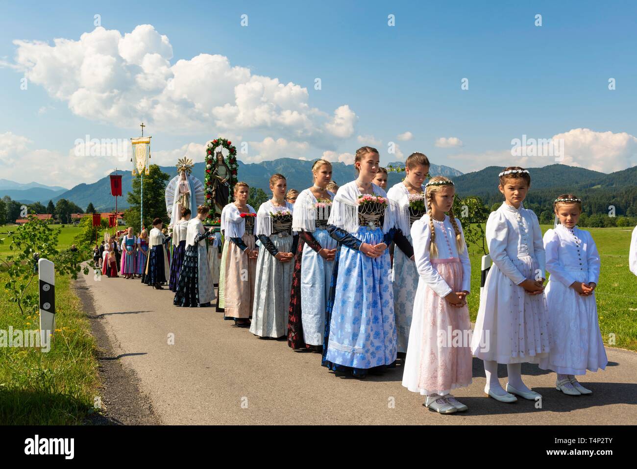 Fronleichnamsprozession, Gläubige in bayerischen Trachten, Wackersberg, Isarwinkel, Tölzer Land, Oberbayern, Bayern, Deutschland Stockfoto