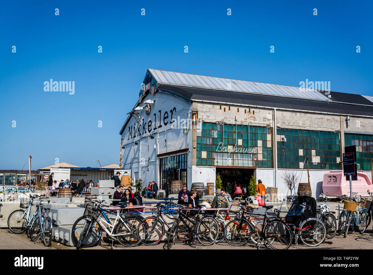 Mikkeller Baghaven, einem ikonischen Bier Bar in einem alten Industriegebäude auf Refshaleoen Insel, Kopenhagen, Dänemark Stockfoto