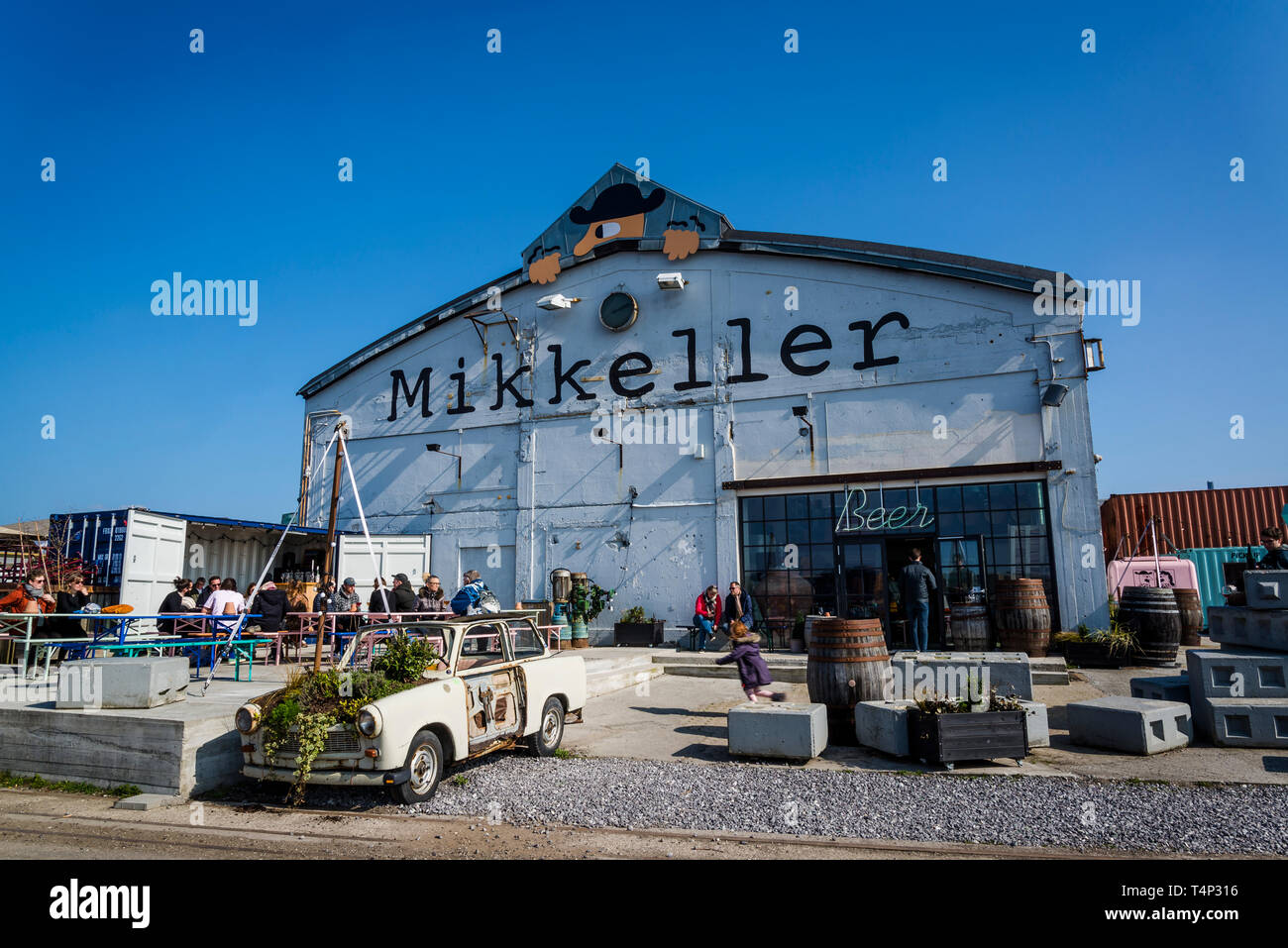 Mikkeller Baghaven, einem ikonischen Bier Bar in einem alten Industriegebäude auf Refshaleoen Insel, Kopenhagen, Dänemark Stockfoto