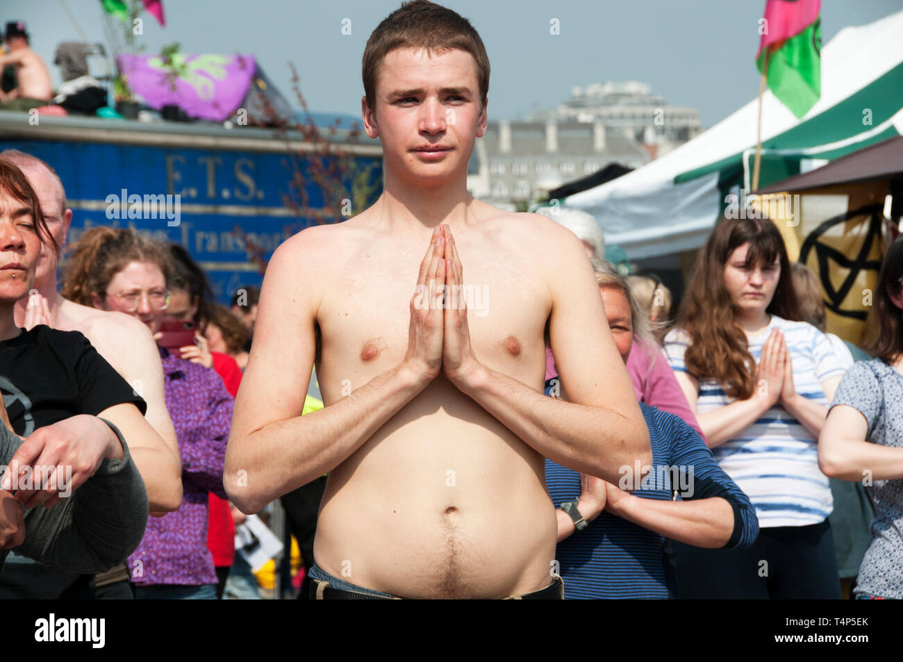 Aussterben Rebellion Protest, London. 17. April 2019. Waterloo Bridge. Yoga Klasse. Stockfoto