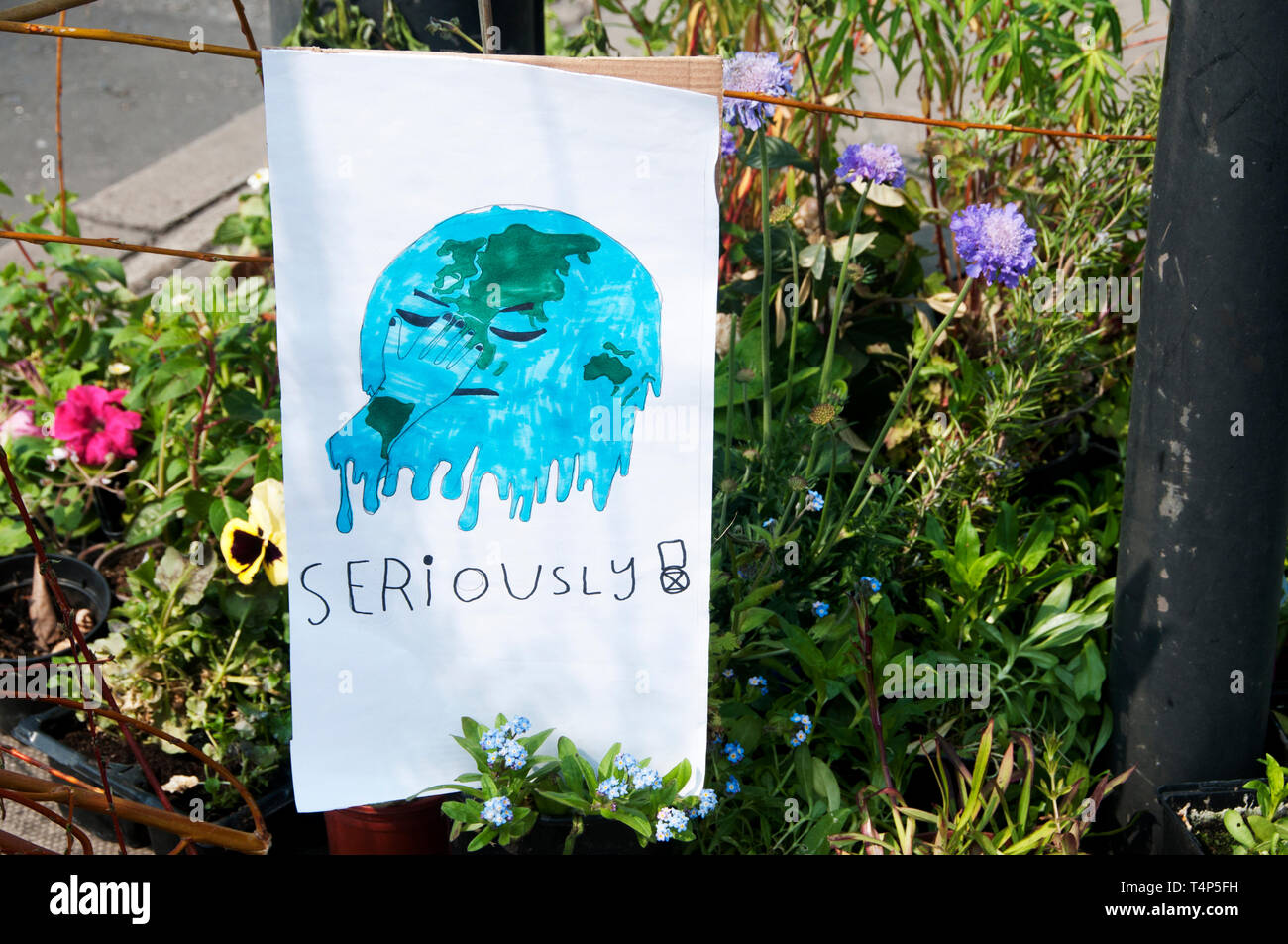 Aussterben Rebellion Protest, London. 17. April 2019. Waterloo Bridge. Ein kleiner Garten von Topfpflanzen mit einer Zeichnung eines schmelzenden Welt und das Wort Stockfoto