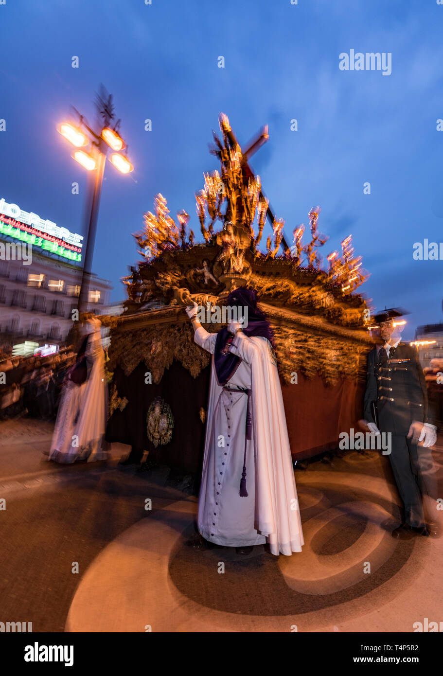 El Paso mit einem Bildnis Christi ist durch das Zentrum von Madrid, Spanien für die Heilige Woche busse Feiern durchgeführt Stockfoto