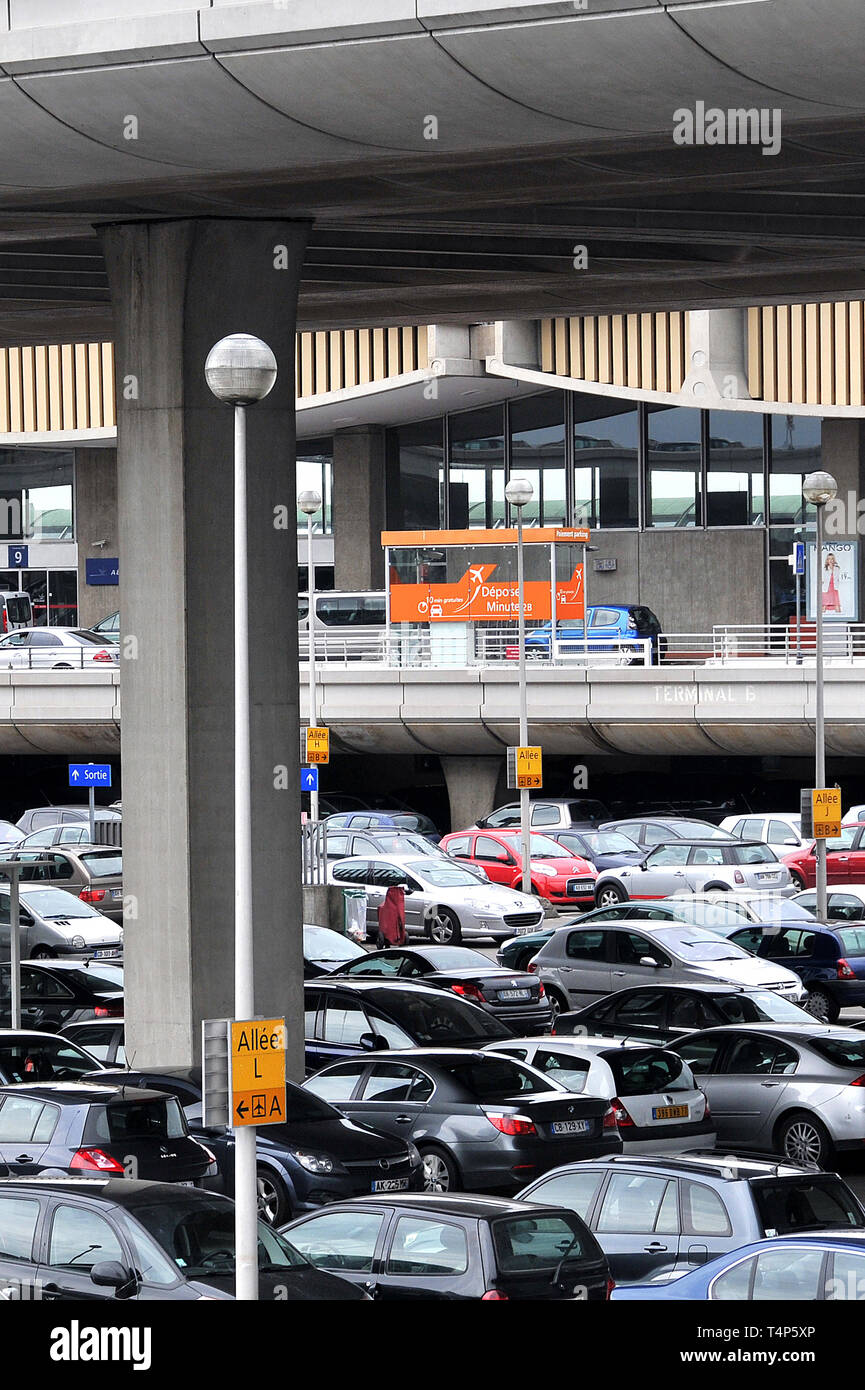 Autos parken, Roissy Charles de Gaulle International Airport, Paris, Frankreich Stockfoto