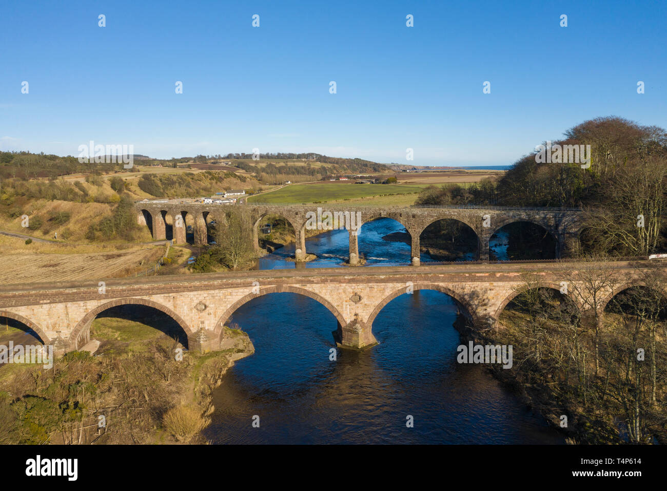 Luftaufnahme der unteren Nordwasserbrücke und des Nordwasserviadukts, die den Nord-Esk-Fluss überqueren, während er in die Nordsee fließt. Auf der linken Seite Stockfoto