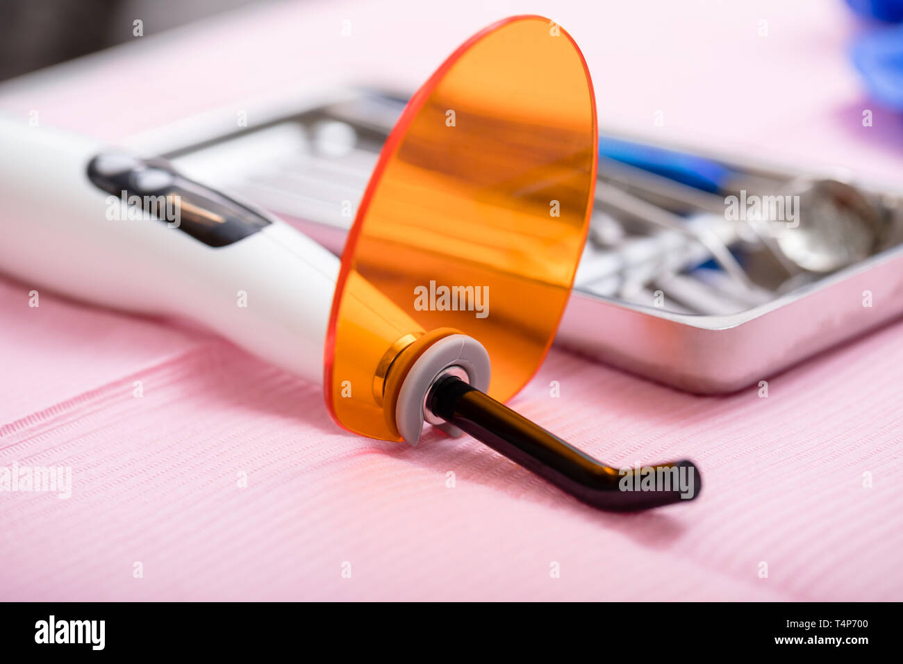 Nahaufnahme der zahnmedizinischen Polymerisationslampe und sterilisiert zahnmedizinische Instrumente auf Metall Fach verwendet werden Stockfoto
