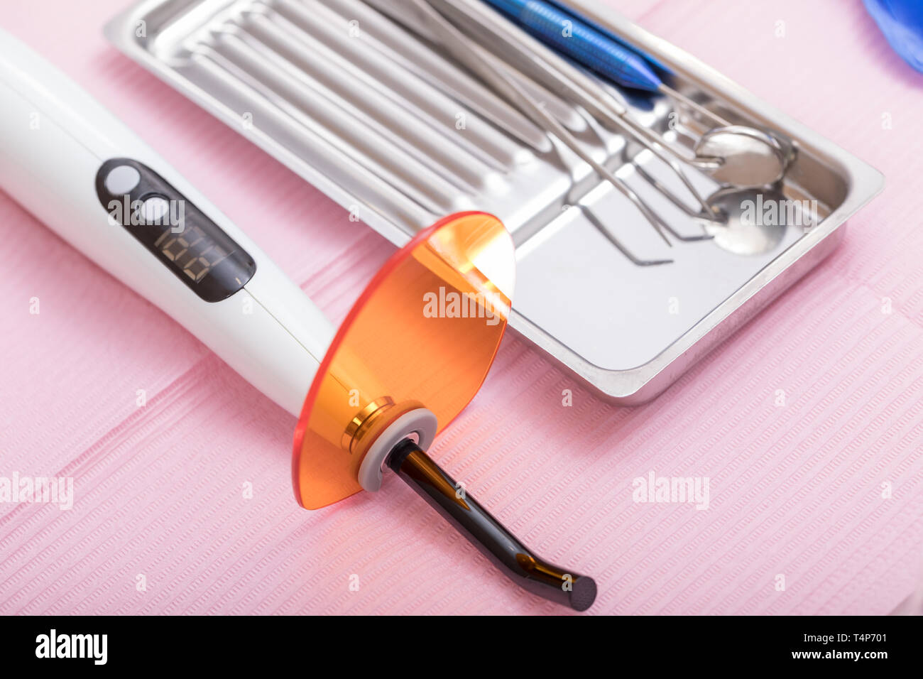 Nahaufnahme der zahnmedizinischen Polymerisationslampe und sterilisiert zahnmedizinische Instrumente auf Metall Fach verwendet werden Stockfoto