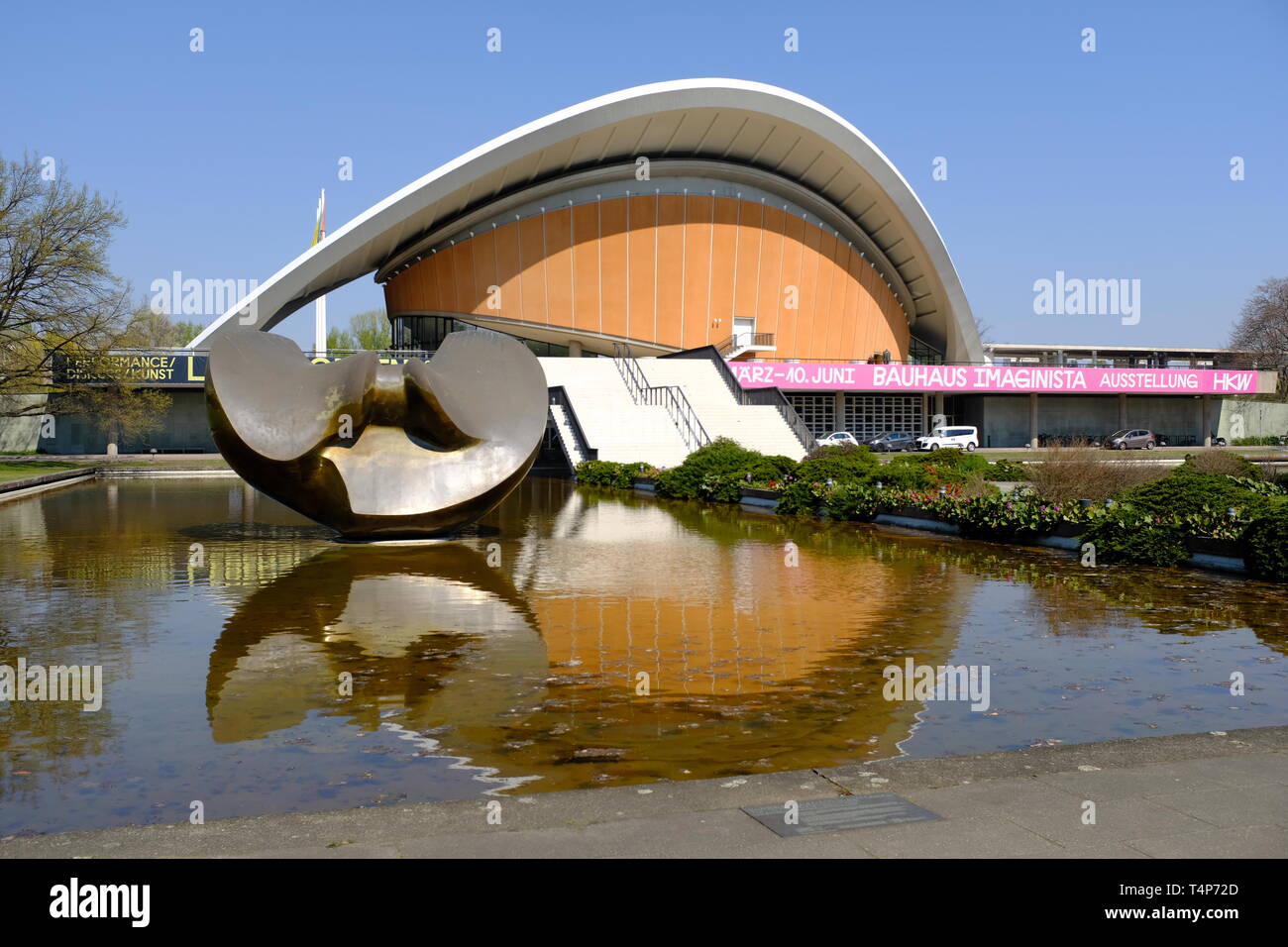 Haus der Kulturen der Welt, Berlin mit Henry Moore Skulptur im Vordergrund Stockfoto