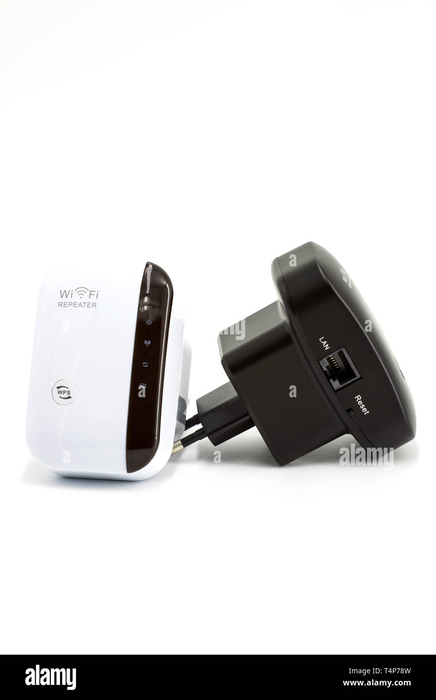 Wireless WLAN Repeater für Ihr Heimnetzwerk auf weißem Hintergrund Stockfoto