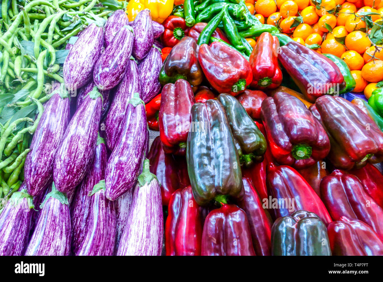 Gemüsemarkt, Pile Paprika und Auberginen auf Bauernmarkt Stockfoto