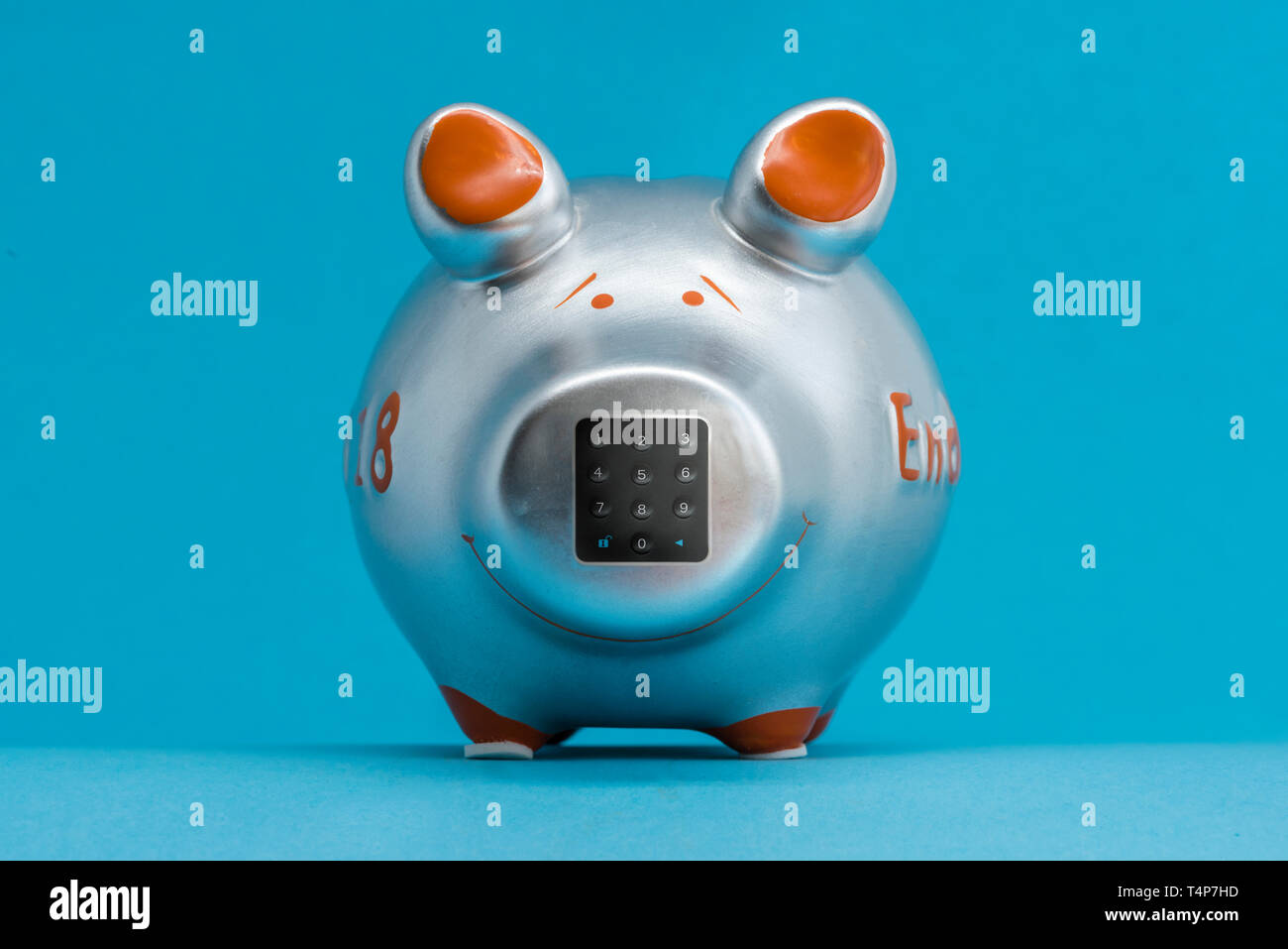 Metallic farbigen Sparschwein auf blauem Hintergrund mit einem Tastenfeld für die Eingabe der PIN am Schwein Nase. (Manipulierte) Stockfoto