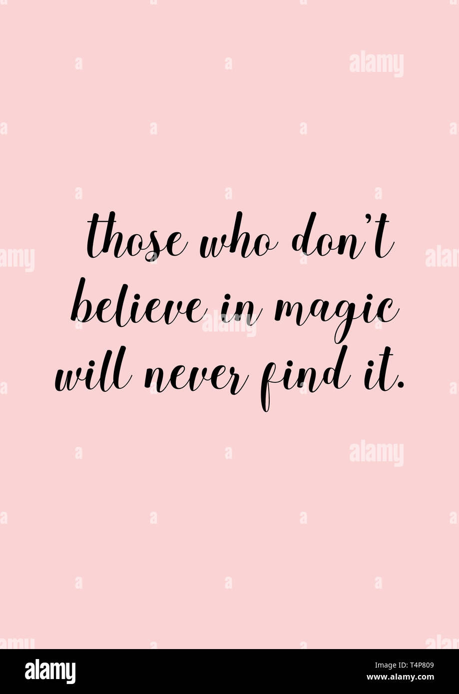Diejenigen, die nicht an Magie glaubt, wird es nie finden. Cute inspirational Anführungsstrich hand Schriftzug mit rosa Hintergrund. Stockfoto
