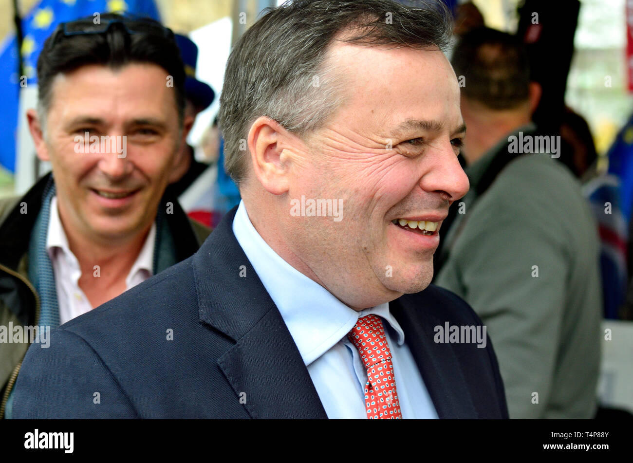 Arron Banken - Geschäftsmann und politischen Spender. Mitbegründer der verlassen. EU-Kampagne, mit Gefährten verlassen Mitkämpfer Andy Wigmore (links) vorbei an der Hochschule Stockfoto